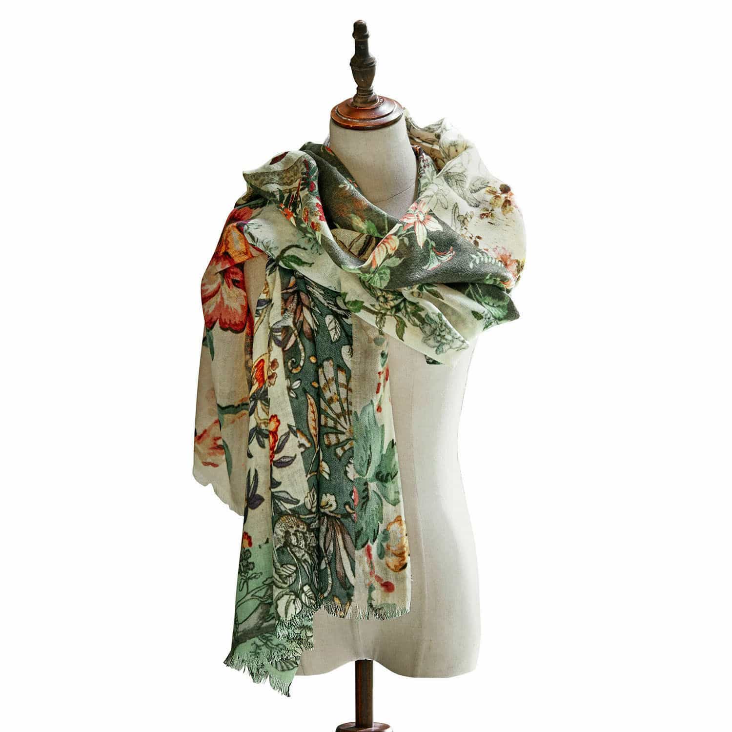 Schal Garnay Großer Schal mit floralem Muster in Grün- und Cremetönen, weiches Material, modisches Accessoire