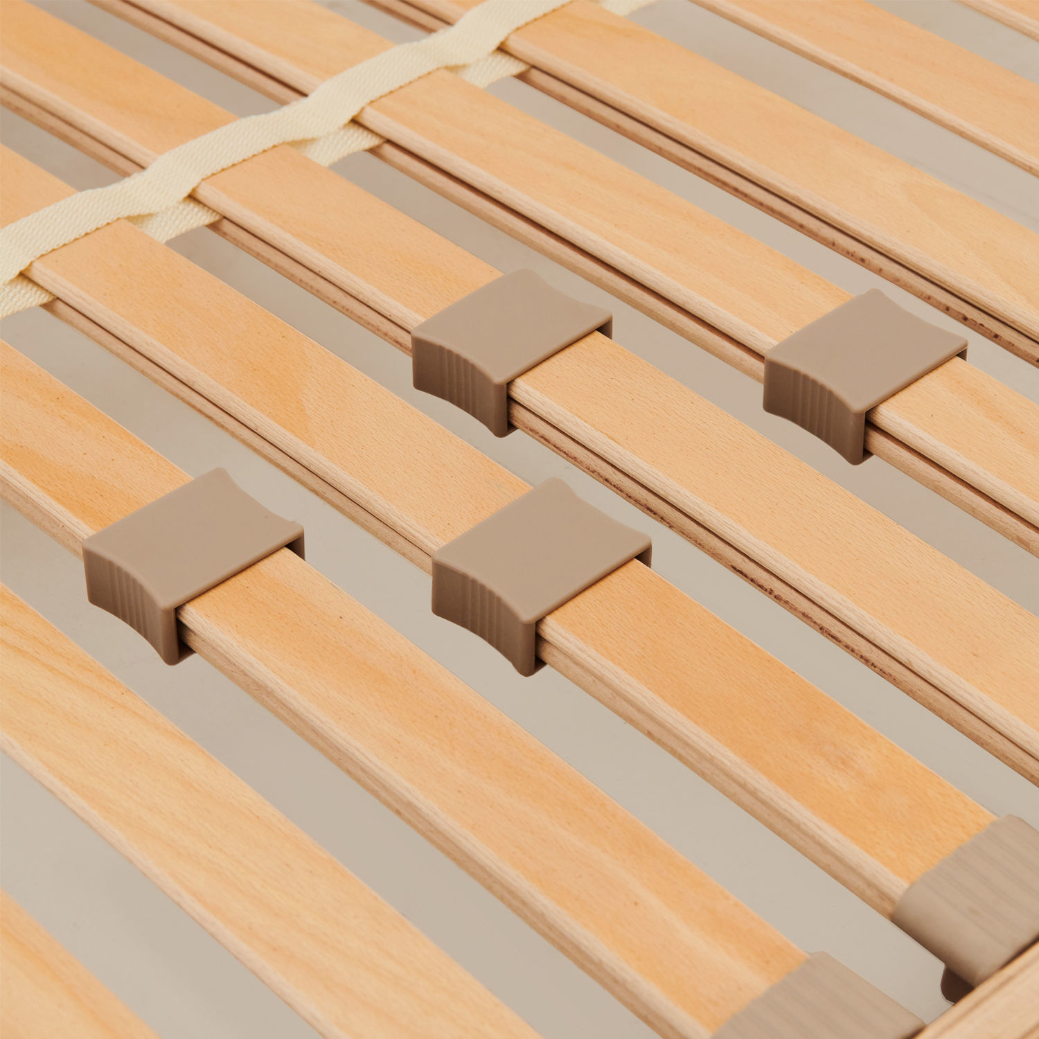 Flexible Holzlatten mit beigen Kunststoffhaltern zur Matratzenunterstützung im Bettgestell