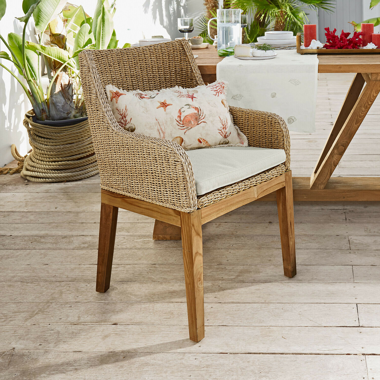 Stuhl Olvira Stuhl aus Rattan und Teakholz mit hellem Sitzkissen und maritimem Dekokissen für Garten