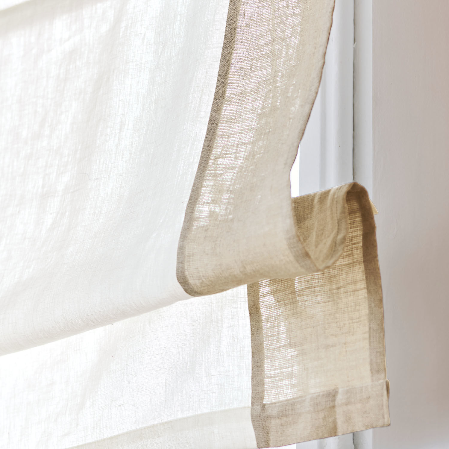 Transparenter Leinenvorhang in Weiß und Beige für natürliche Fensterdekoration im Landhausstil