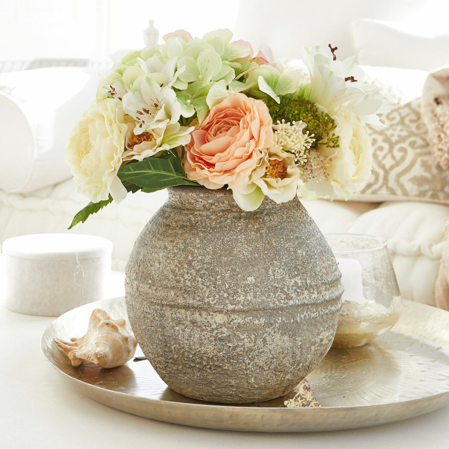 Deko-Vase Singnesse Dekorativer grauer Steinvase mit cremefarbenen und pfirsichfarbenen Blumen auf einem Tablett