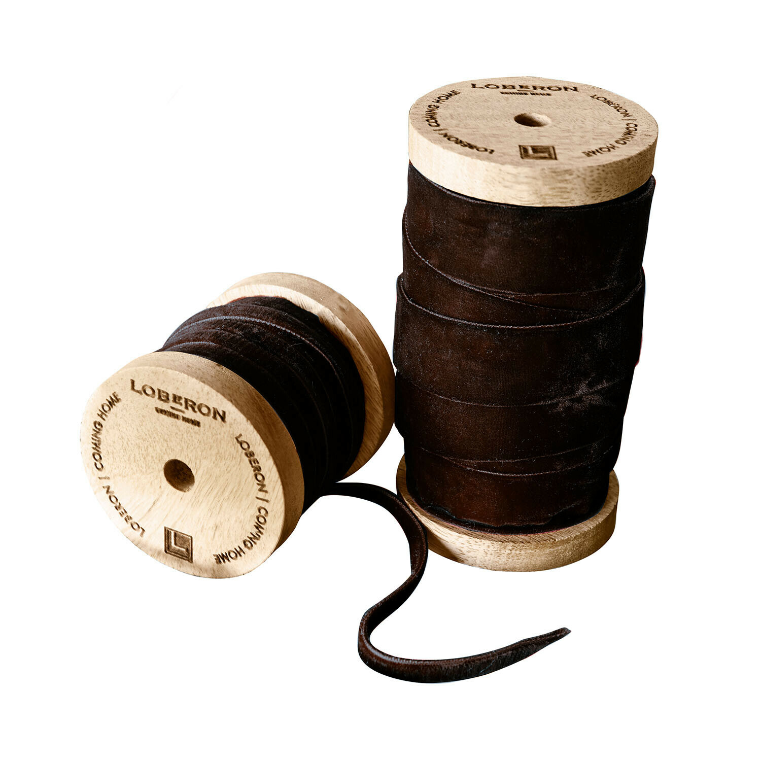 Dunkelbraunes Lederband auf Holzspulen für Dekoration und Handwerk