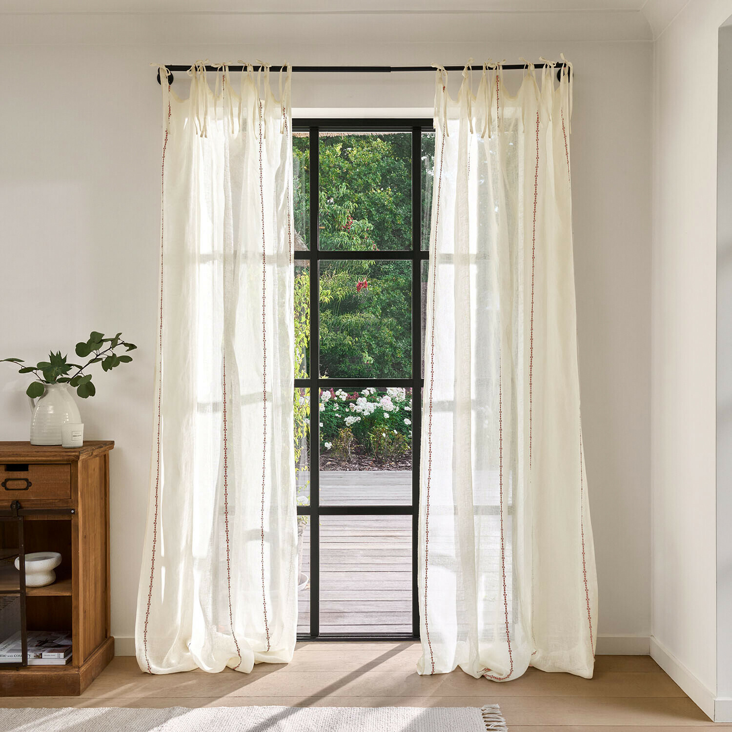 Gardine Ulderina Transparente cremefarbene Vorhänge mit feinem rotem Muster, leichter Stoff vor großem Fenster