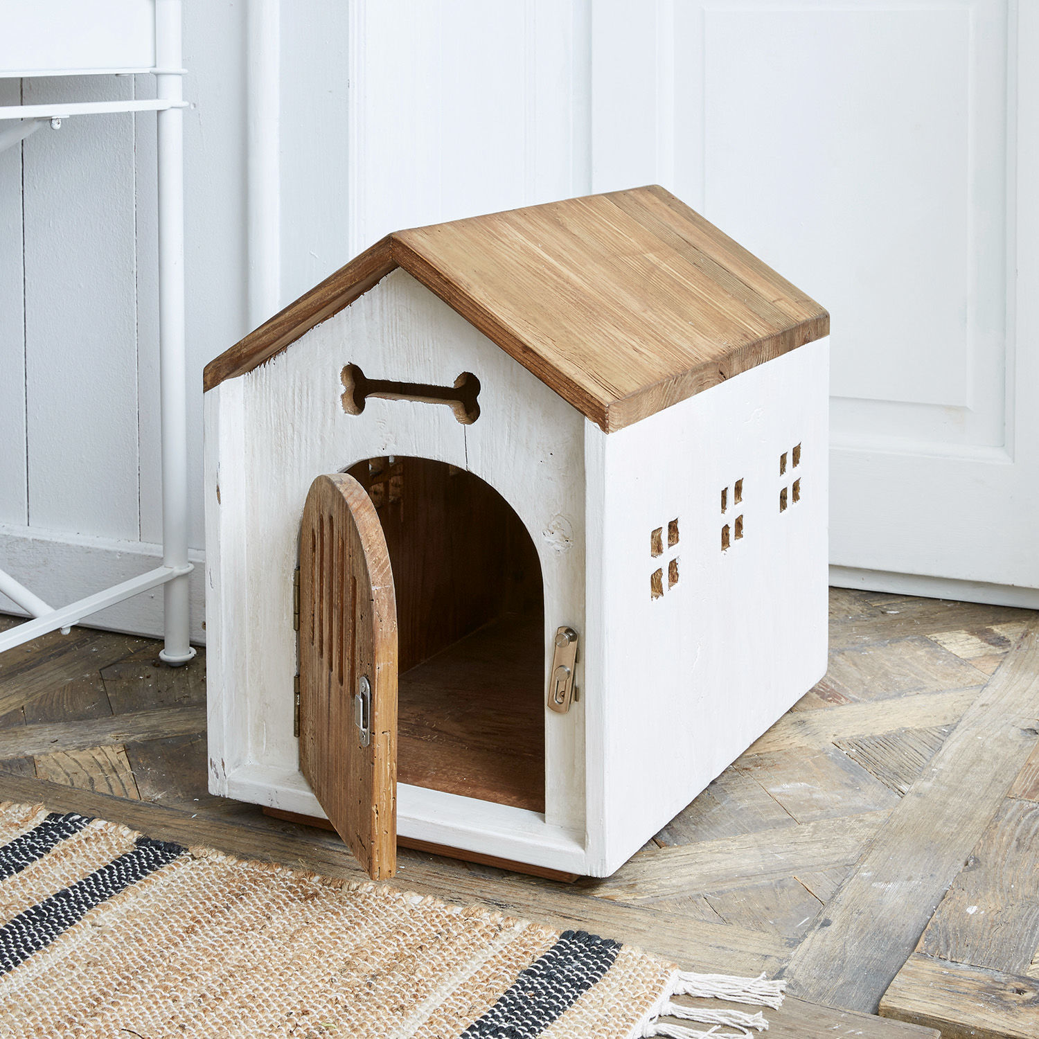 Holz-Hundehütte in Weiß und Natur mit aufklappbarer Tür und Knochen-Dekor