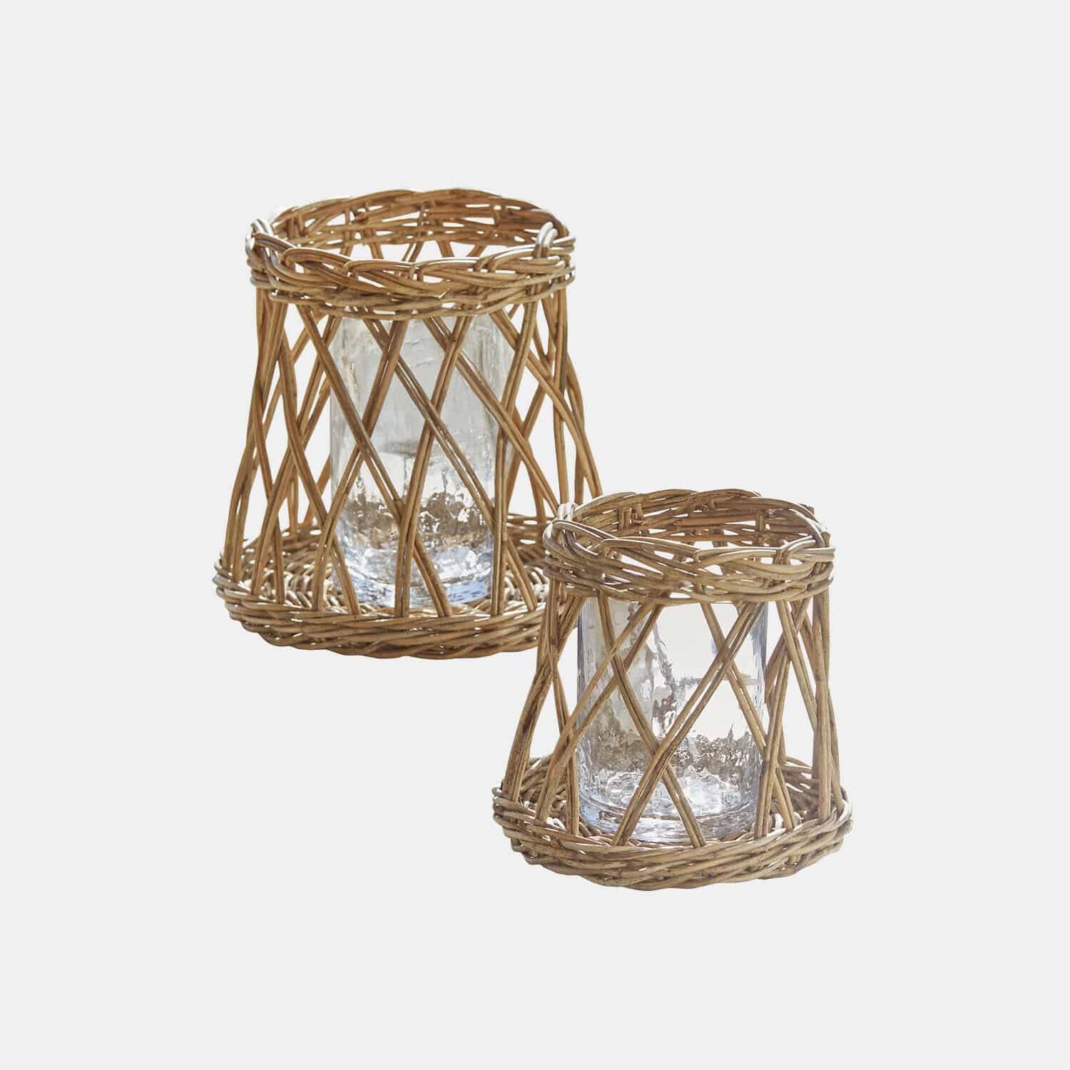 Set aus zwei Windlichtern aus Rattan und Glas in Naturfarbe für Wohn- und Gartendekor