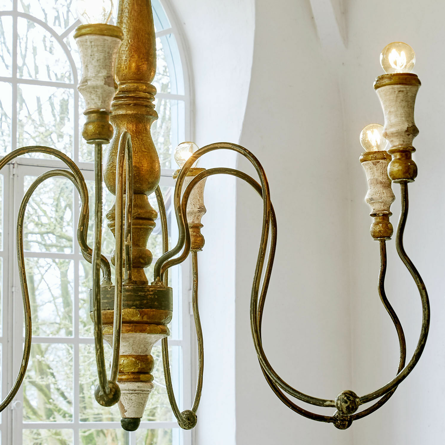 Klassischer Metall-Kronleuchter in Gold-Weiß mit dekorativen Armen und LED-Glühbirnen