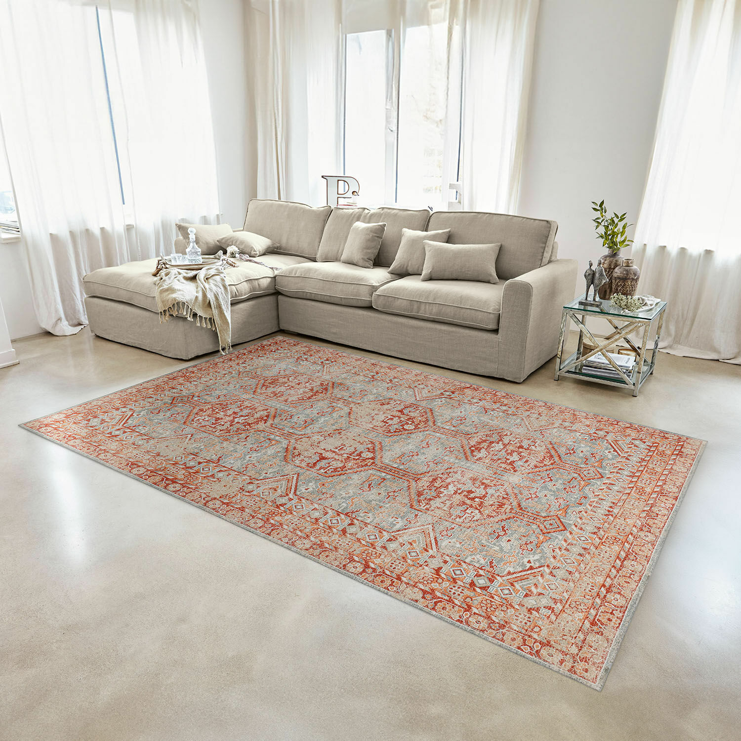 Teppich Incantaro Teppich mit rot-grauem Muster im modernen Wohnzimmer mit beigem Sofa und Glastisch
