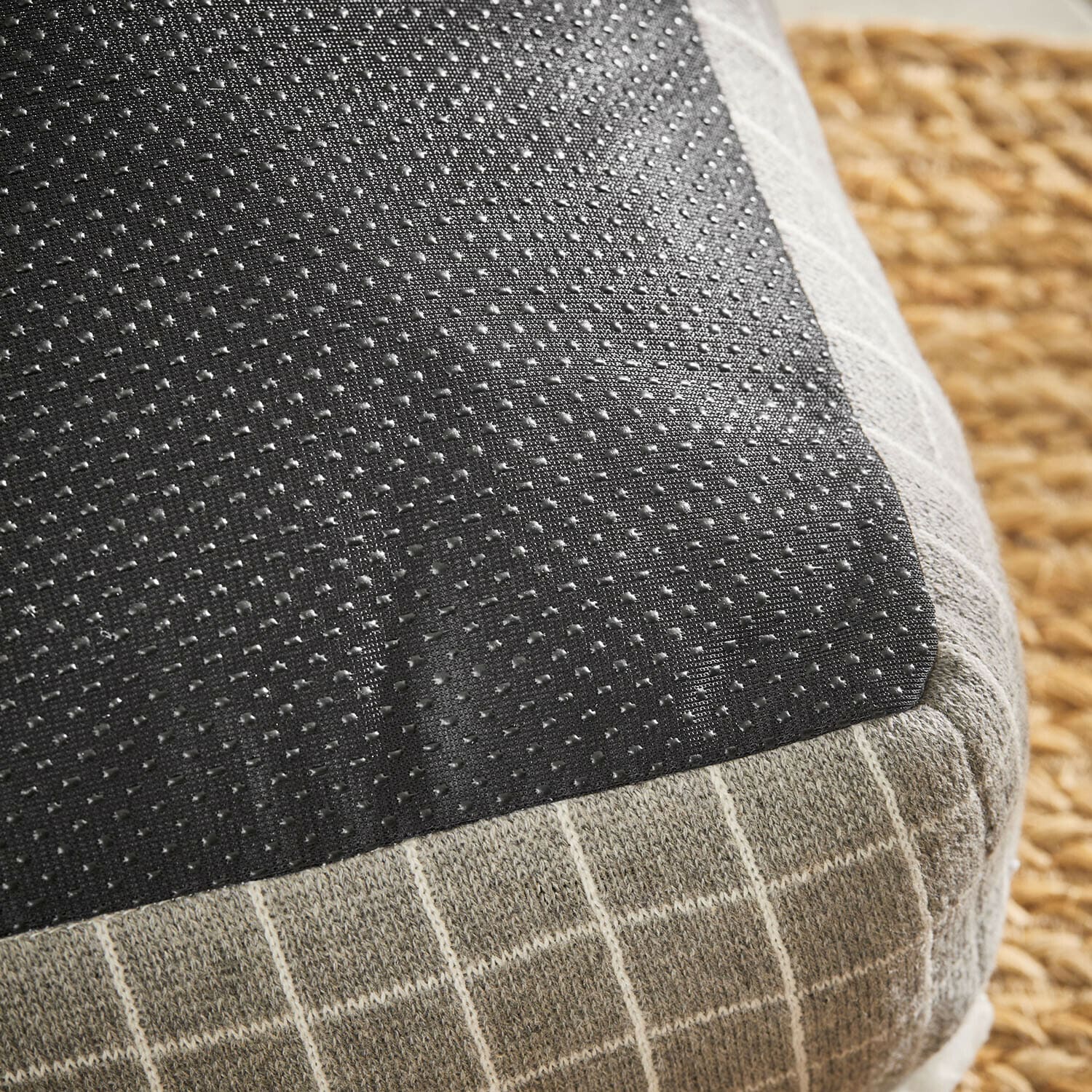 Strickkissen in Grau-Beige mit kariertem Muster und rutschfester schwarzer Unterseite, dekorativ