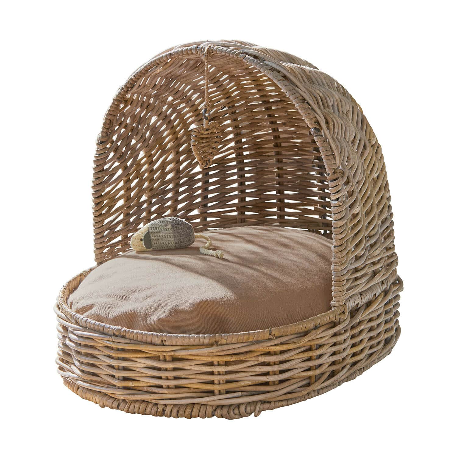 Runder Korb aus Rattan mit beigem Kissen und Spielzeugmaus, gemütliches Haustierbett