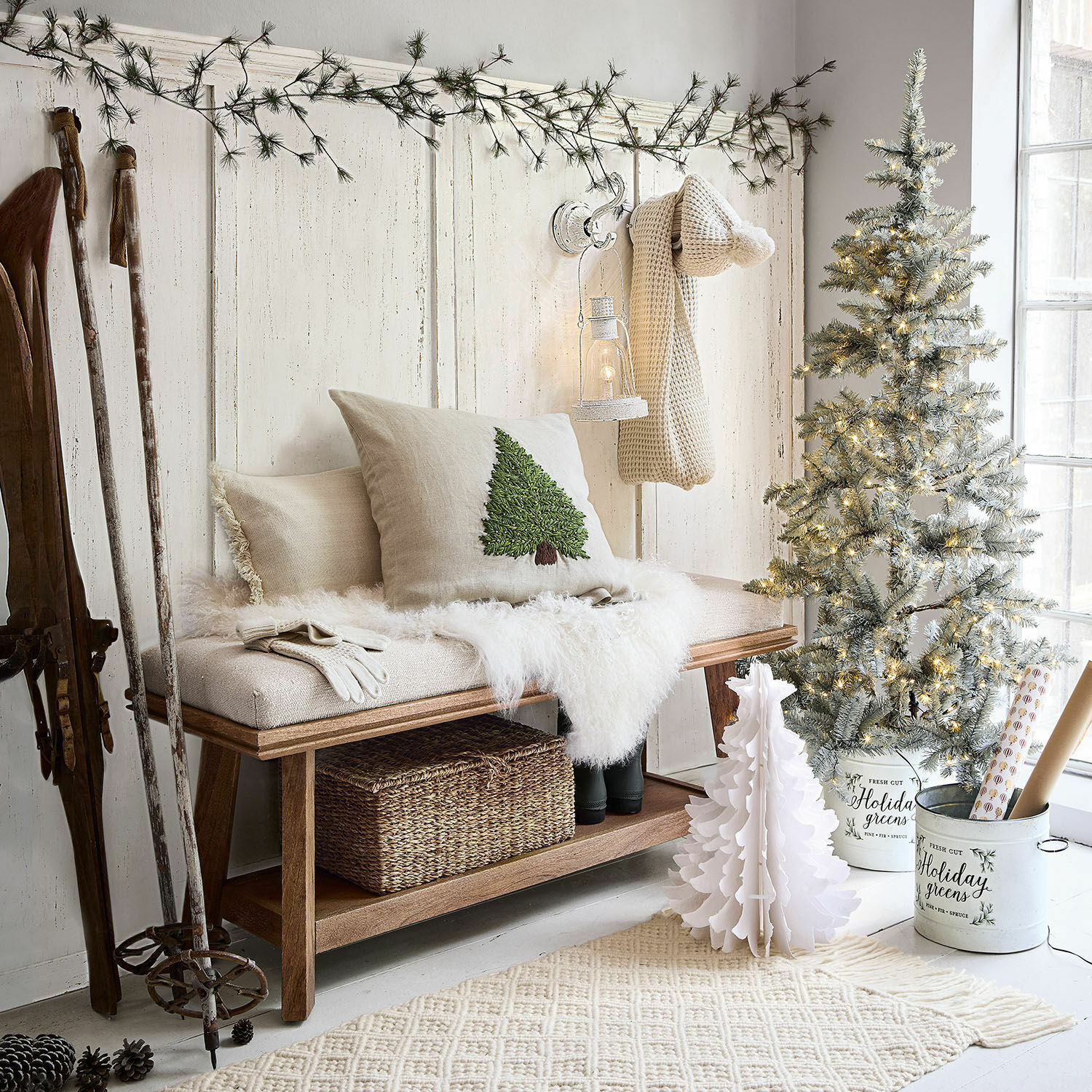 Gemütliche Holzbank mit Kissen und Tannenbaum-Motiv, weihnachtliche Dekoration in hellem Raum
