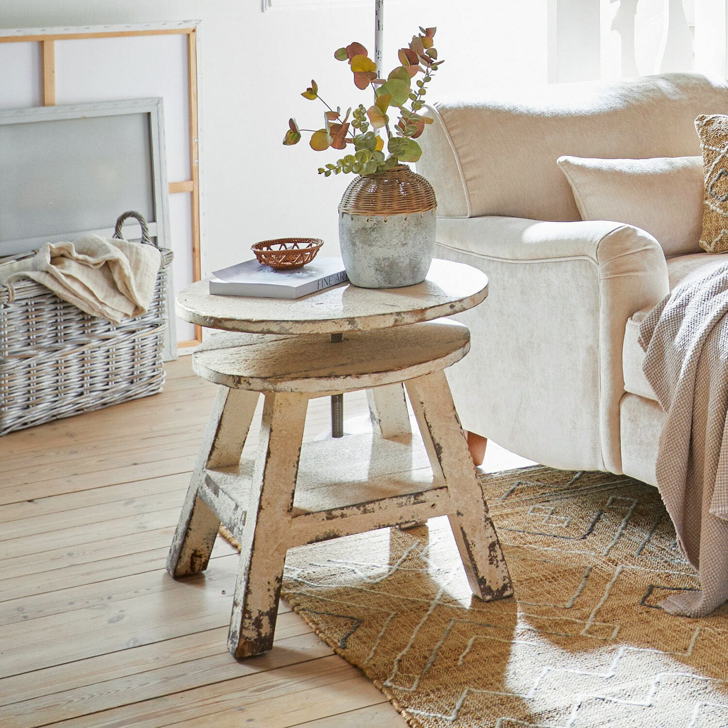 Beistelltisch Commeren Vintage Beistelltisch aus Holz in Cremefarbe neben hellem Sofa und gemustertem Teppich