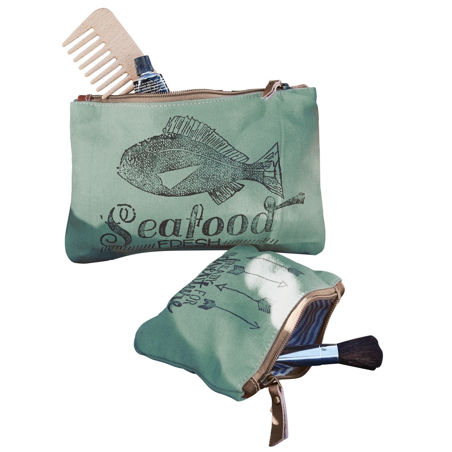 Grüne Kosmetiktasche aus Baumwolle mit Fischmotiv und Schriftzug Seafood, Reißverschluss und Make-up-Zubehör