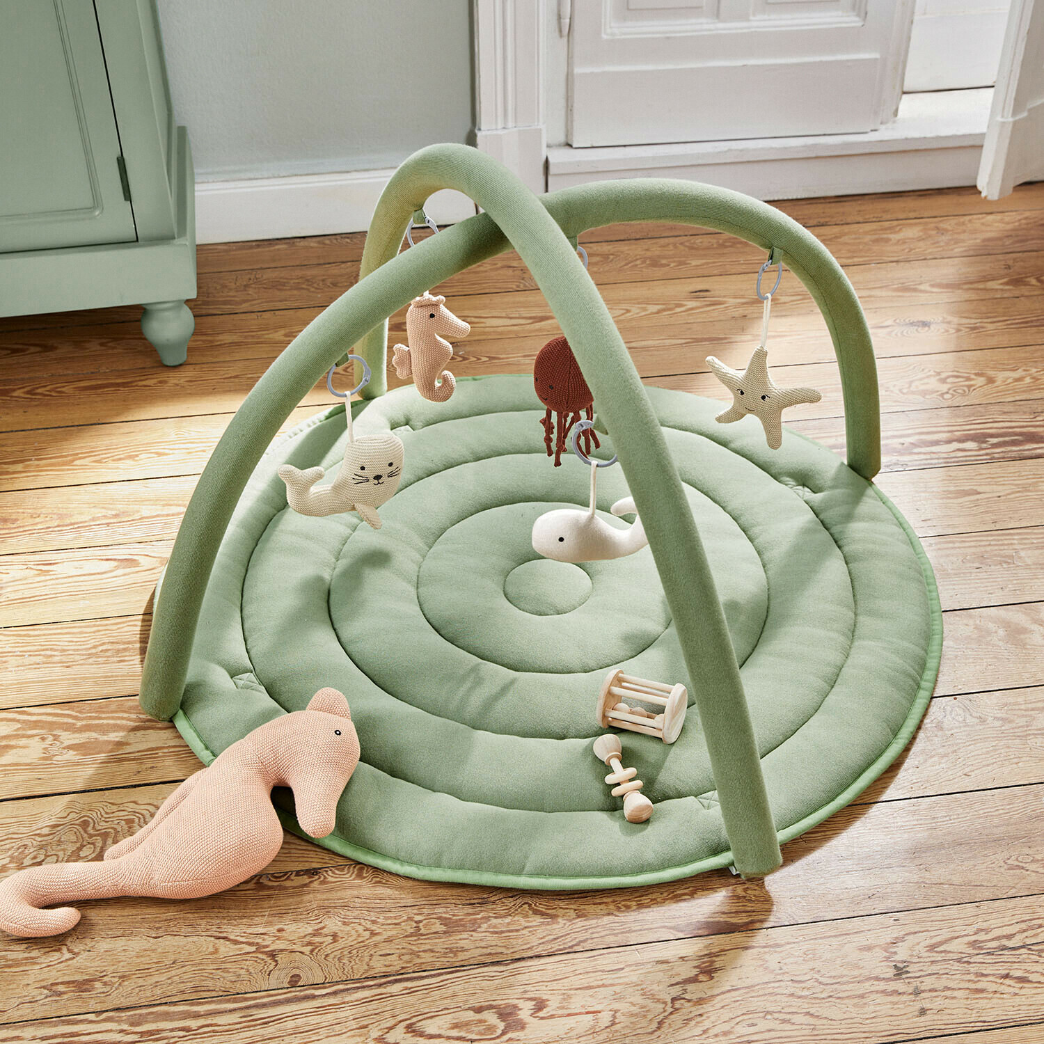 Spielbogen Bubbilo Weiche grüne Baby-Spielmatte mit Bögen und hängenden Stofftieren sowie Holzrasseln für Babys