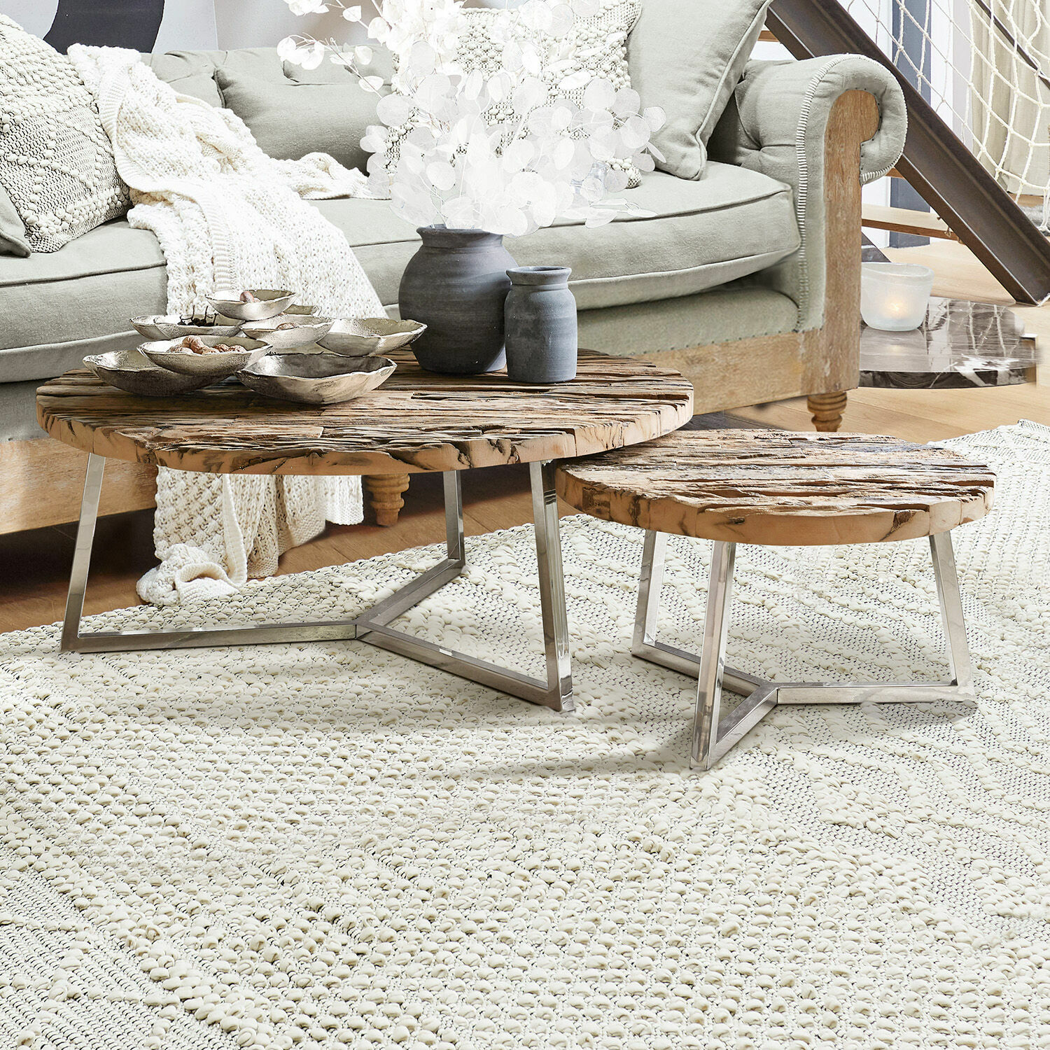 Couchtisch 2er Set Nevada Zwei Couchtische mit Holzplatte und Metallbeinen auf hellem Teppich im Wohnzimmer