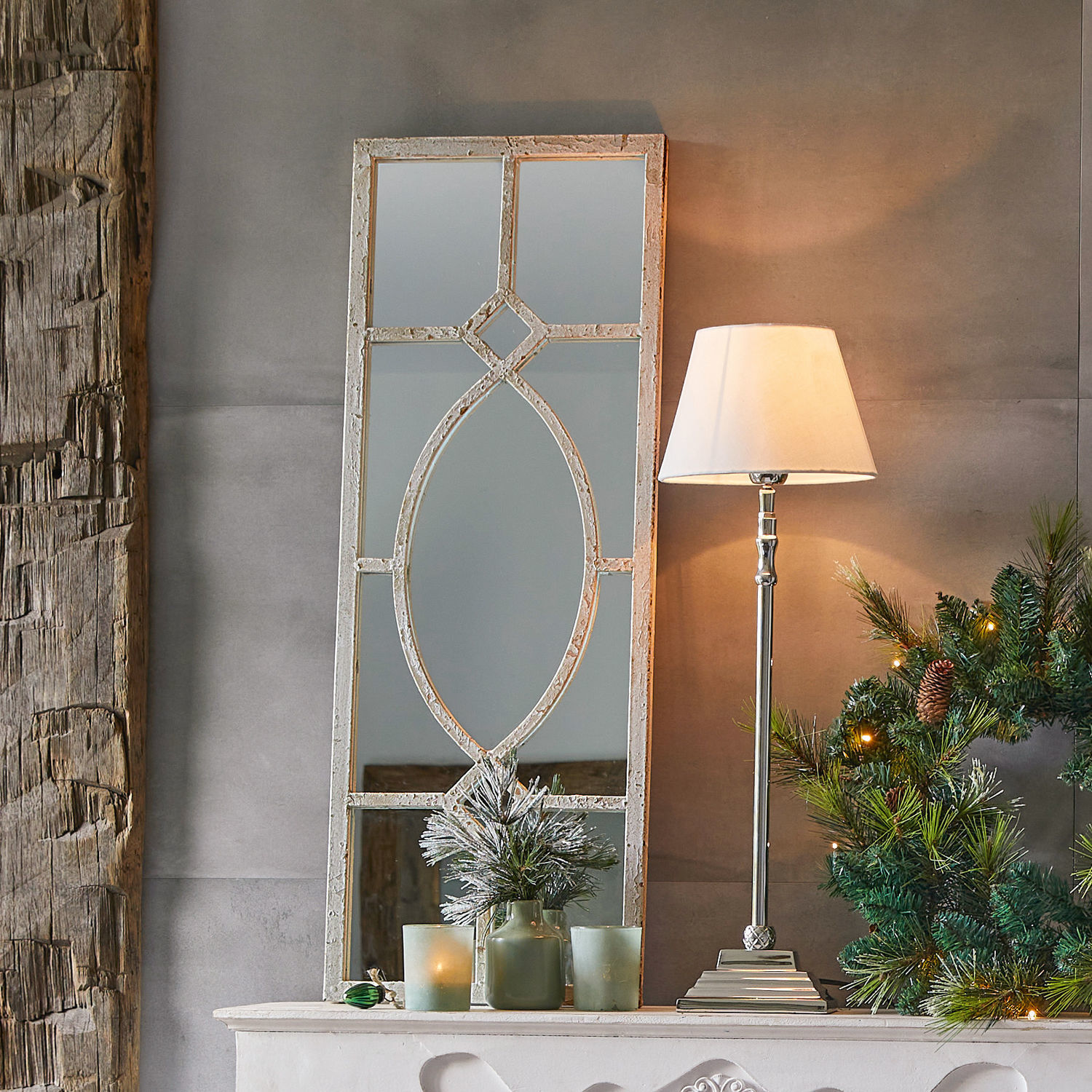 Spiegel Millery Dekorativer Spiegel mit weißem Vintage-Rahmen auf Kaminsims mit Lampe und Weihnachtskranz