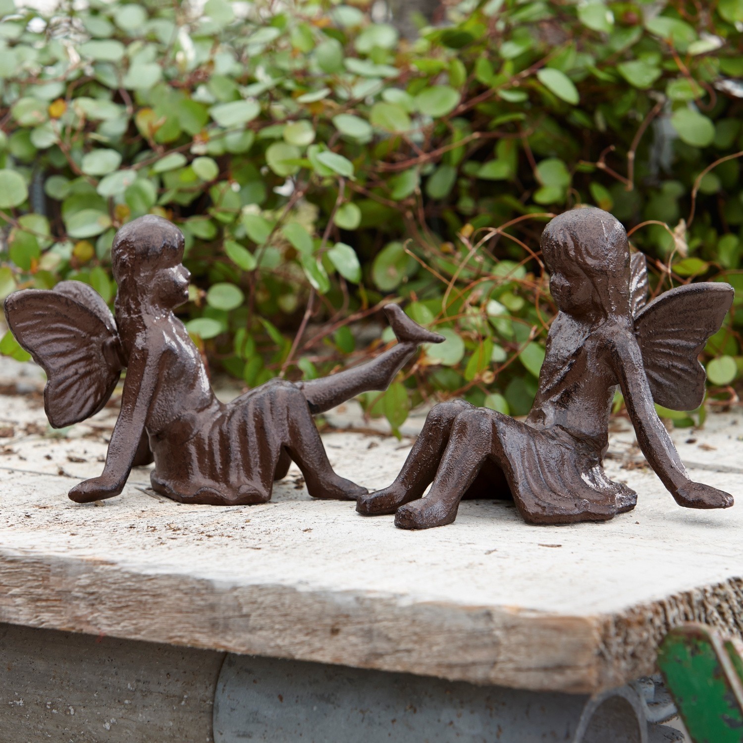 Zwei braune Gusseisen-Feenfiguren als Gartendekoration aus Metall