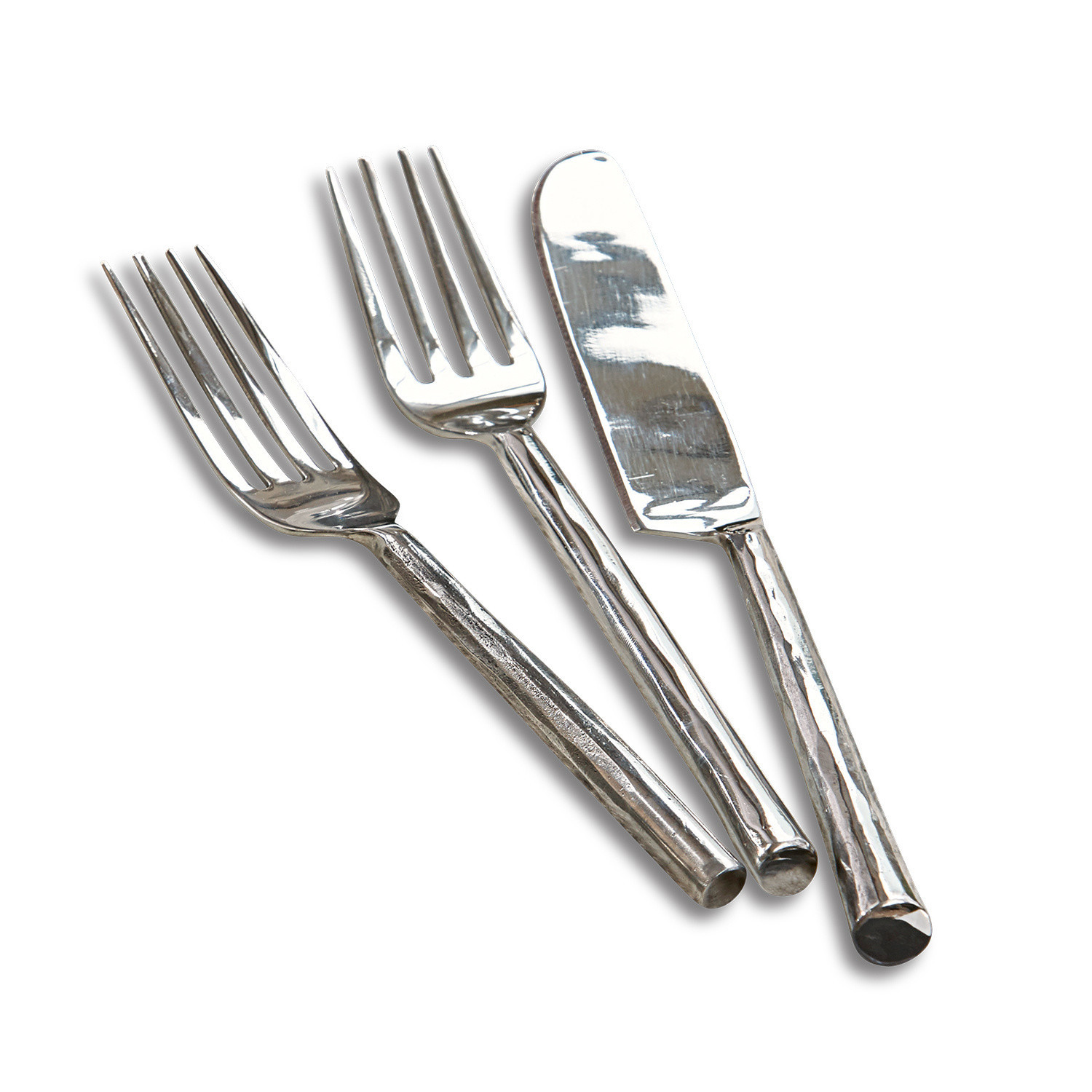 Besteckset aus Edelstahl mit gehämmerten Griffen in Silber für den Esstisch