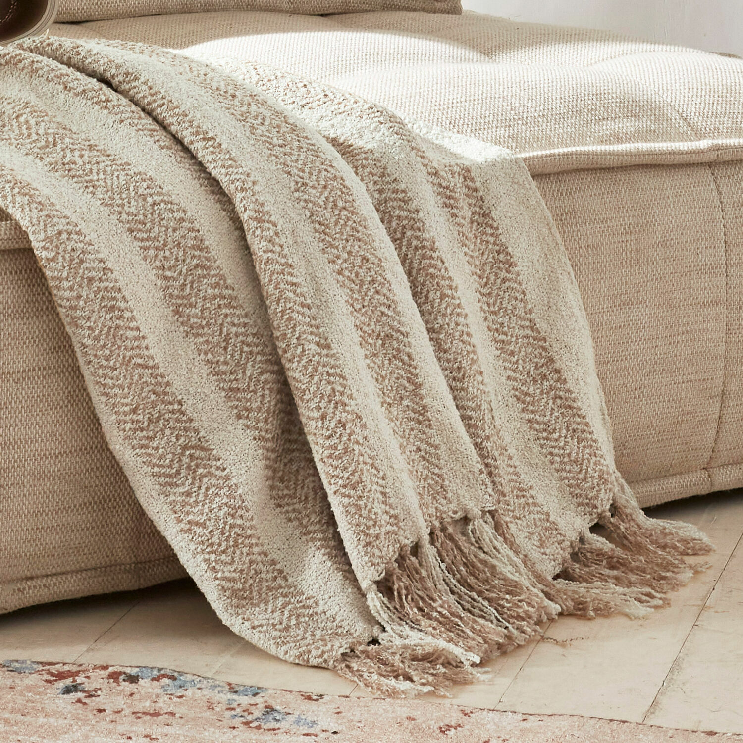 Beige Kuscheldecke aus weichem Material mit Fransen, ideal für gemütliche Wohnräume und Dekoration