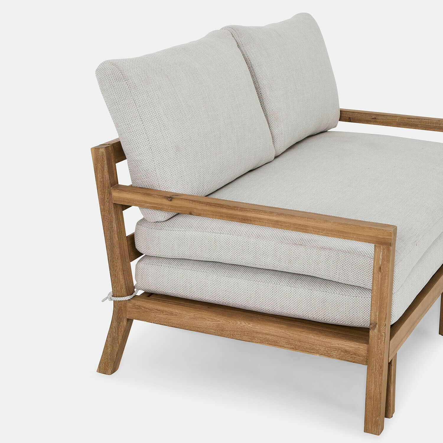Sofa mit hellgrauen Polsterkissen und natürlichem Holzrahmen für gemütliches Wohnen