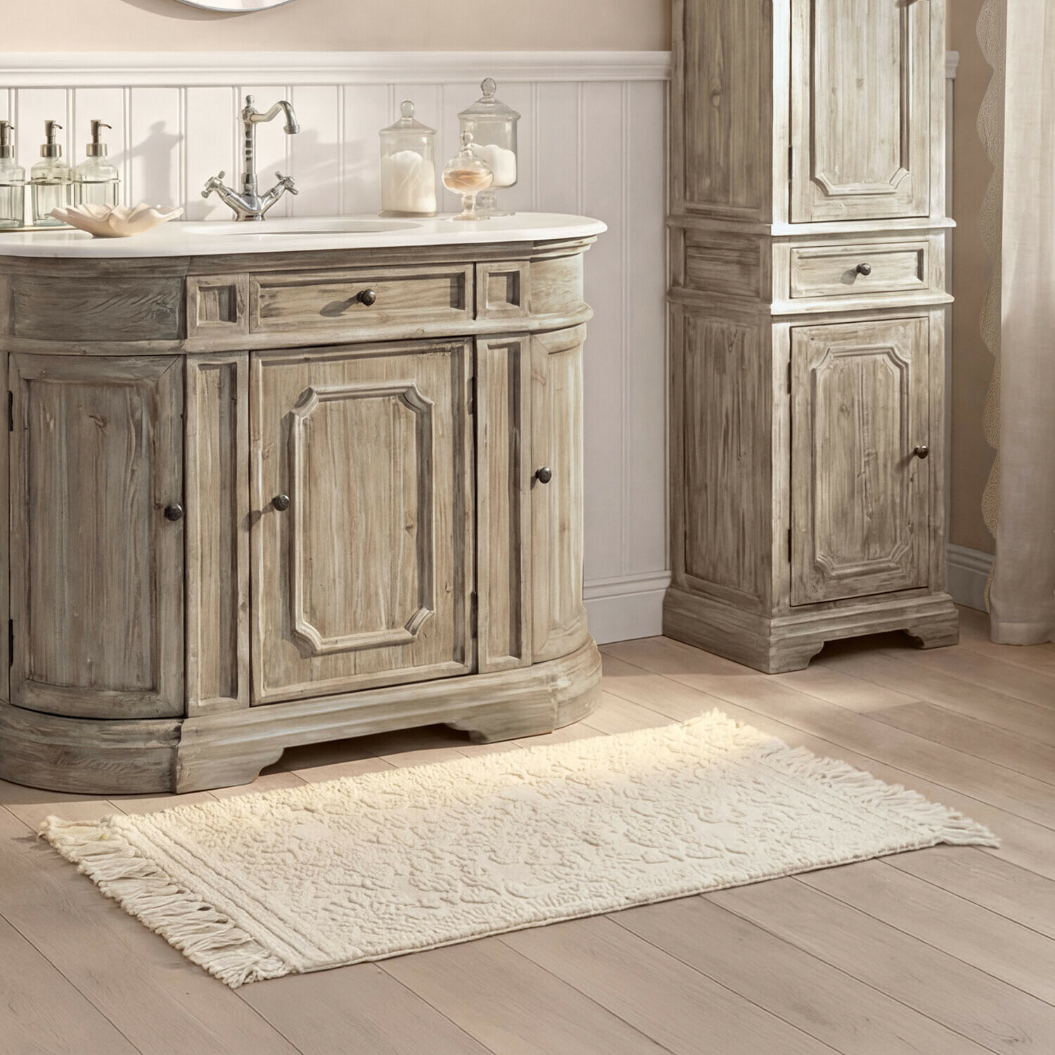 Badematte Dolcin Vintage grauer Holzschrank und Kommode auf hellem Holzboden mit weißem Teppich