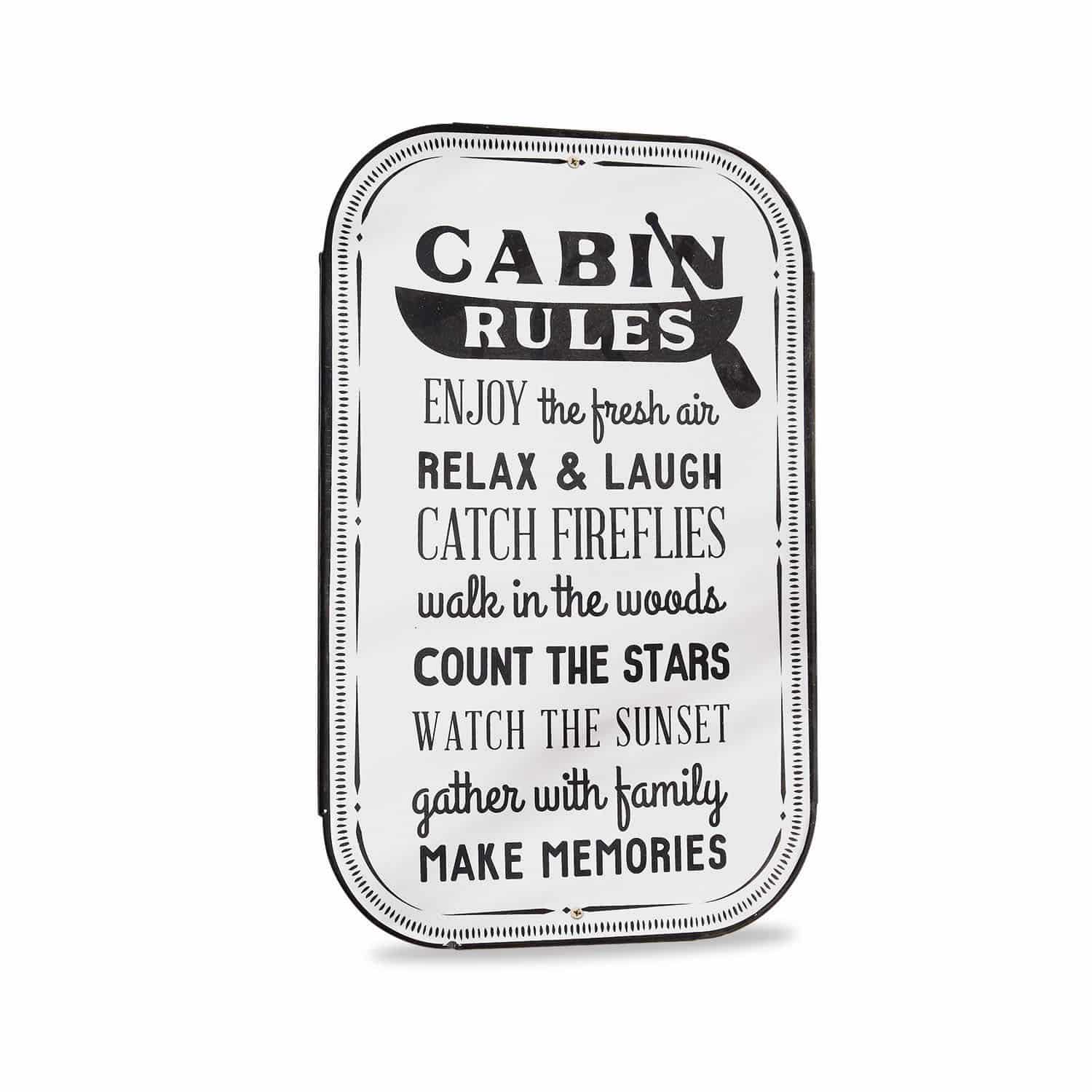 Schwarze und weiße Metalltafel mit Cabin Rules Schriftzug als Dekoration für Innen- und Außenbereich