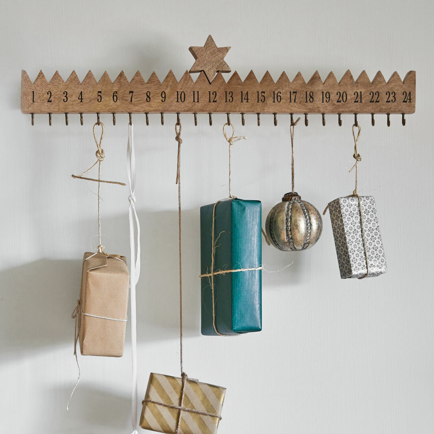 Holz-Adventskalender mit 24 Haken und Stern, naturfarben, Weihnachtsdekoration