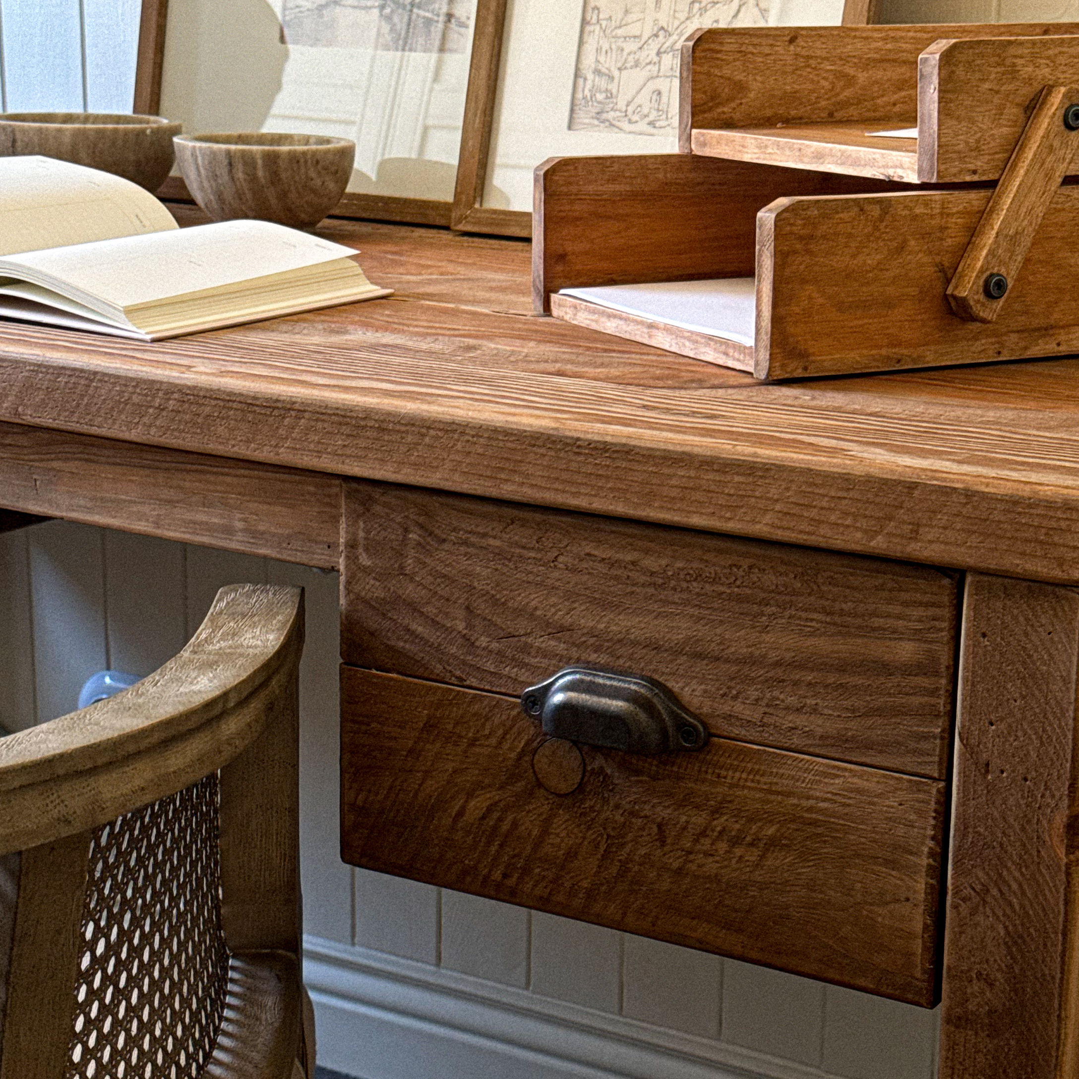 Holz-Organizer für den Schreibtisch mit zwei Fächern und offener Schublade in Naturholzfarbe