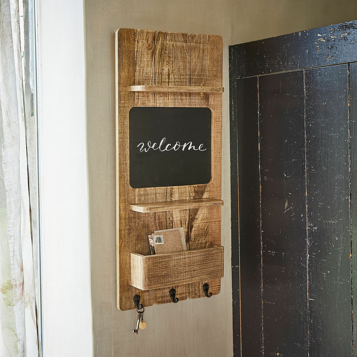 Wand-Organizer Seraphique Holz-Wandtafel mit schwarzer Kreidetafel, Ablagen und Schlüsselhaken für den Flur