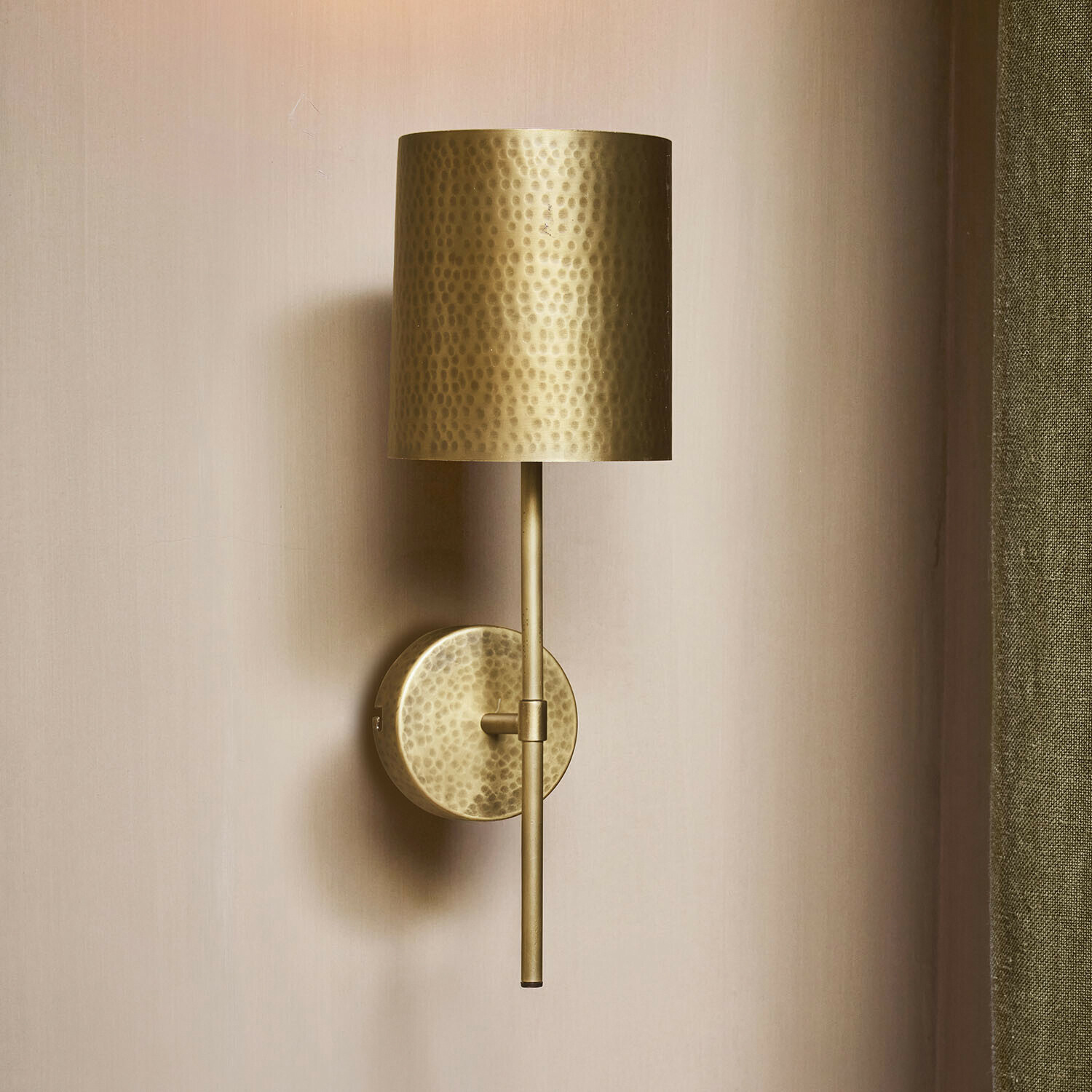 Wandlampe aus gehämmertem Messing mit zylindrischem Schirm, dekorative Wandleuchte