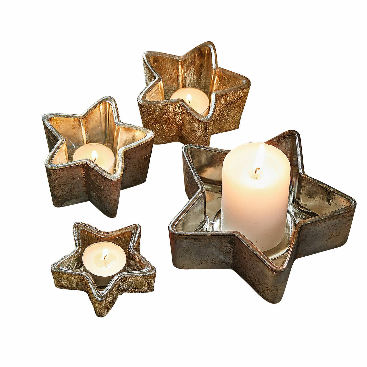 Windlicht 4er Set Thervel Vier goldfarbene Metall-Kerzenhalter in Sternform mit brennenden Kerzen als Dekoration