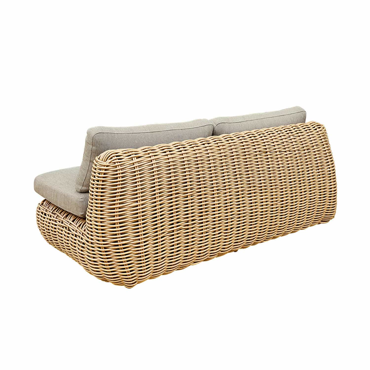 Rattansofa in Naturfarbe mit grauen Kissen, gemütliches Wohnzimmermöbel