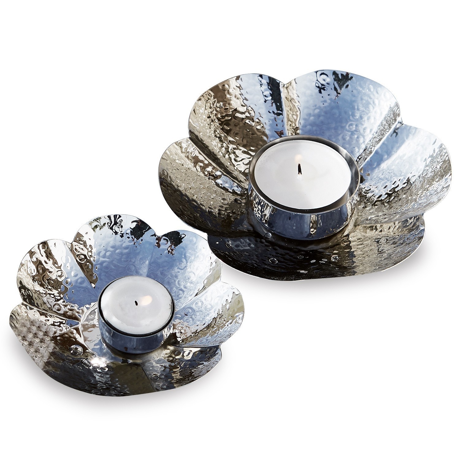 Set aus zwei silbernen, gehämmerten Metall-Kerzenhaltern in Blumenform, stilvolle Wohnaccessoires