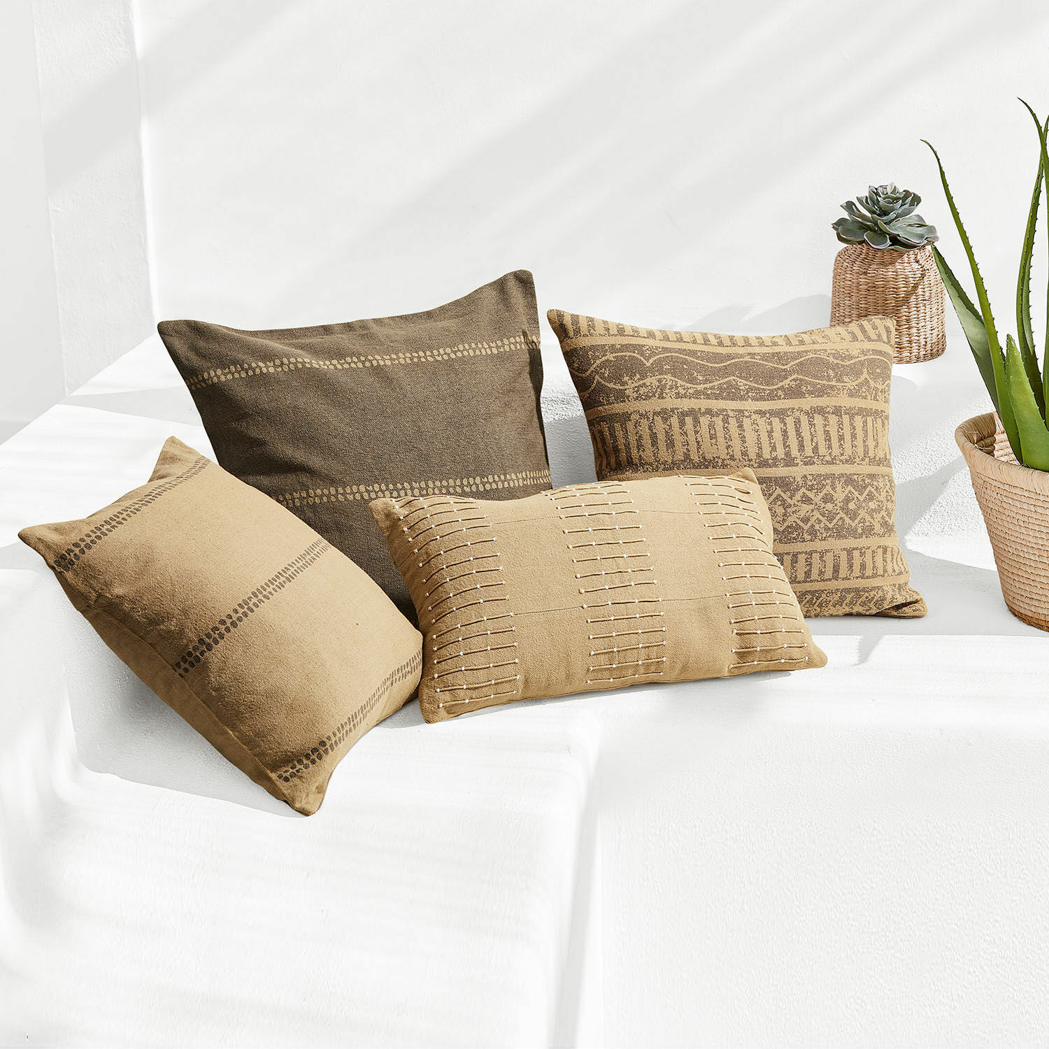 Kissenhülle 4er Set Patti Set aus vier dekorativen Baumwollkissen in Brauntönen mit geometrischen Mustern
