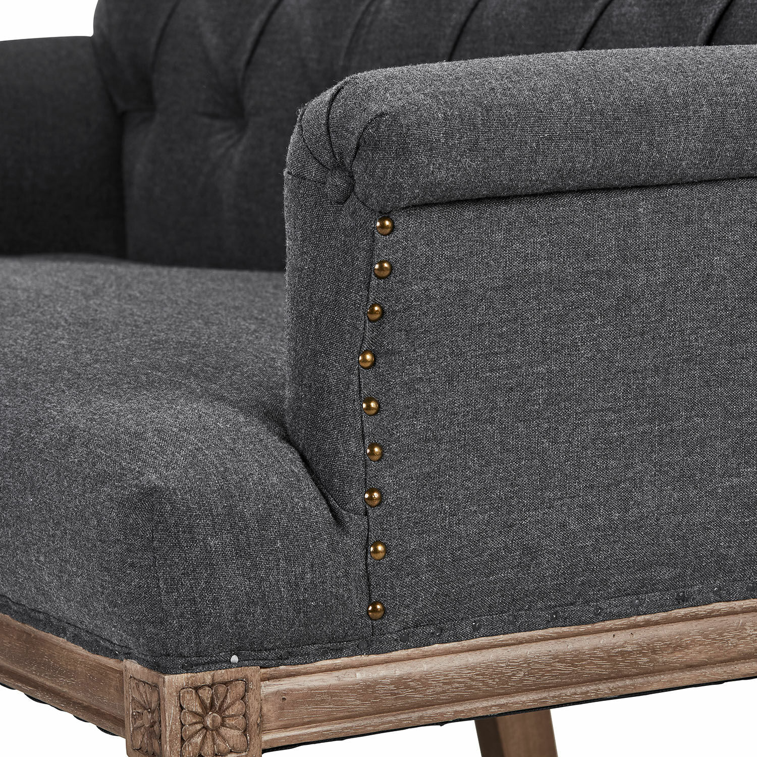 Grau gepolstertes Sofa mit Holzrahmen und dekorativen Messingnägeln, Wohnzimmermöbel