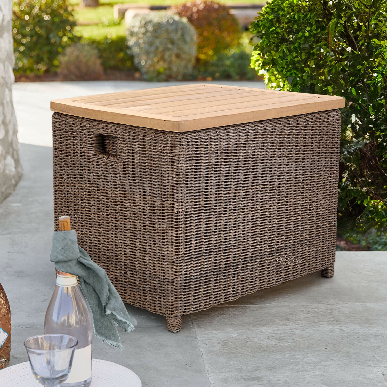 Quadratischer Gartentisch aus braunem Rattan mit hellem Holzdeckel für den Außenbereich