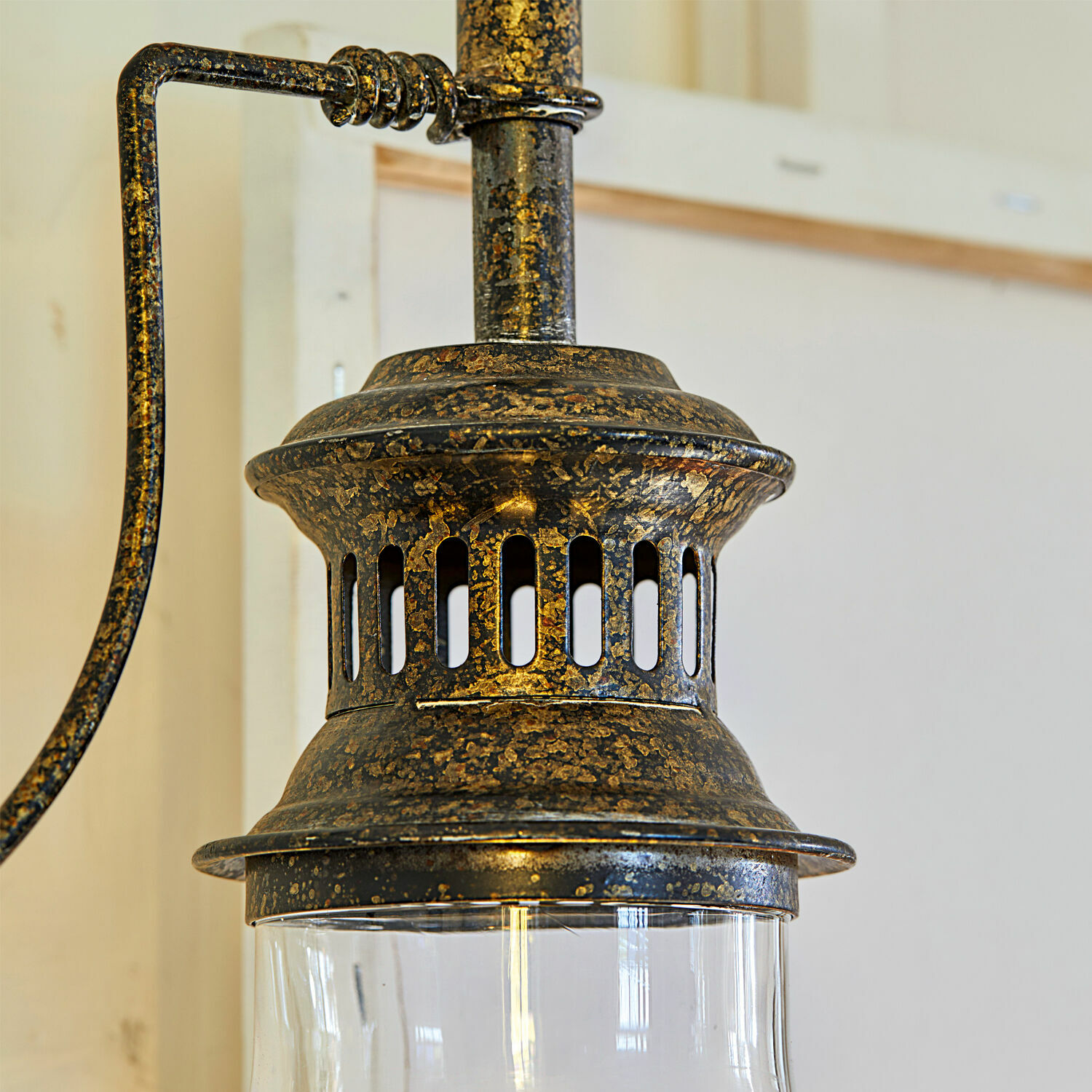 Hängelampe aus Metall in Schwarz-Gold mit klarem Glas, industrieller Stil