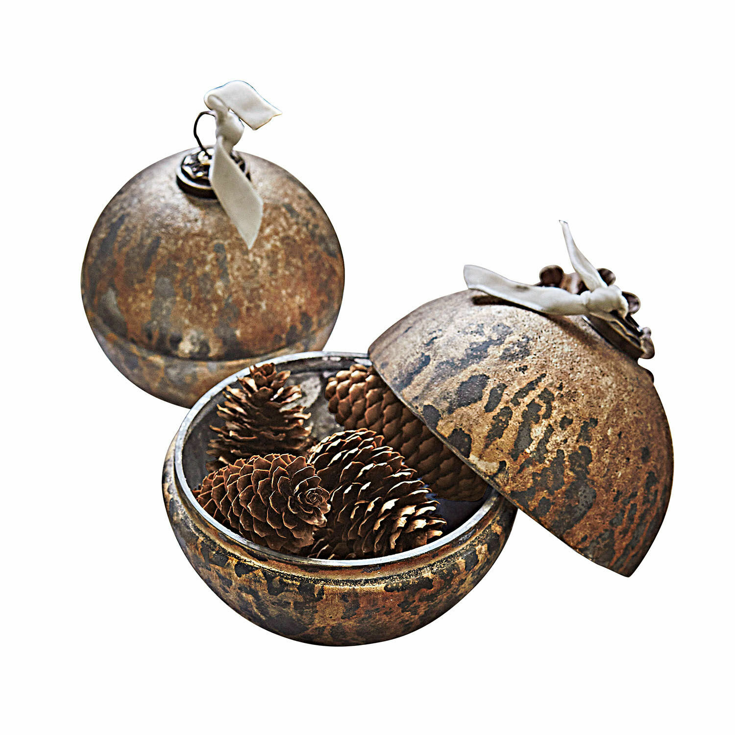 Metallische Weihnachtskugel-Dekoration in Rostoptik mit Tannenzapfen innen, festlicher Schmuck