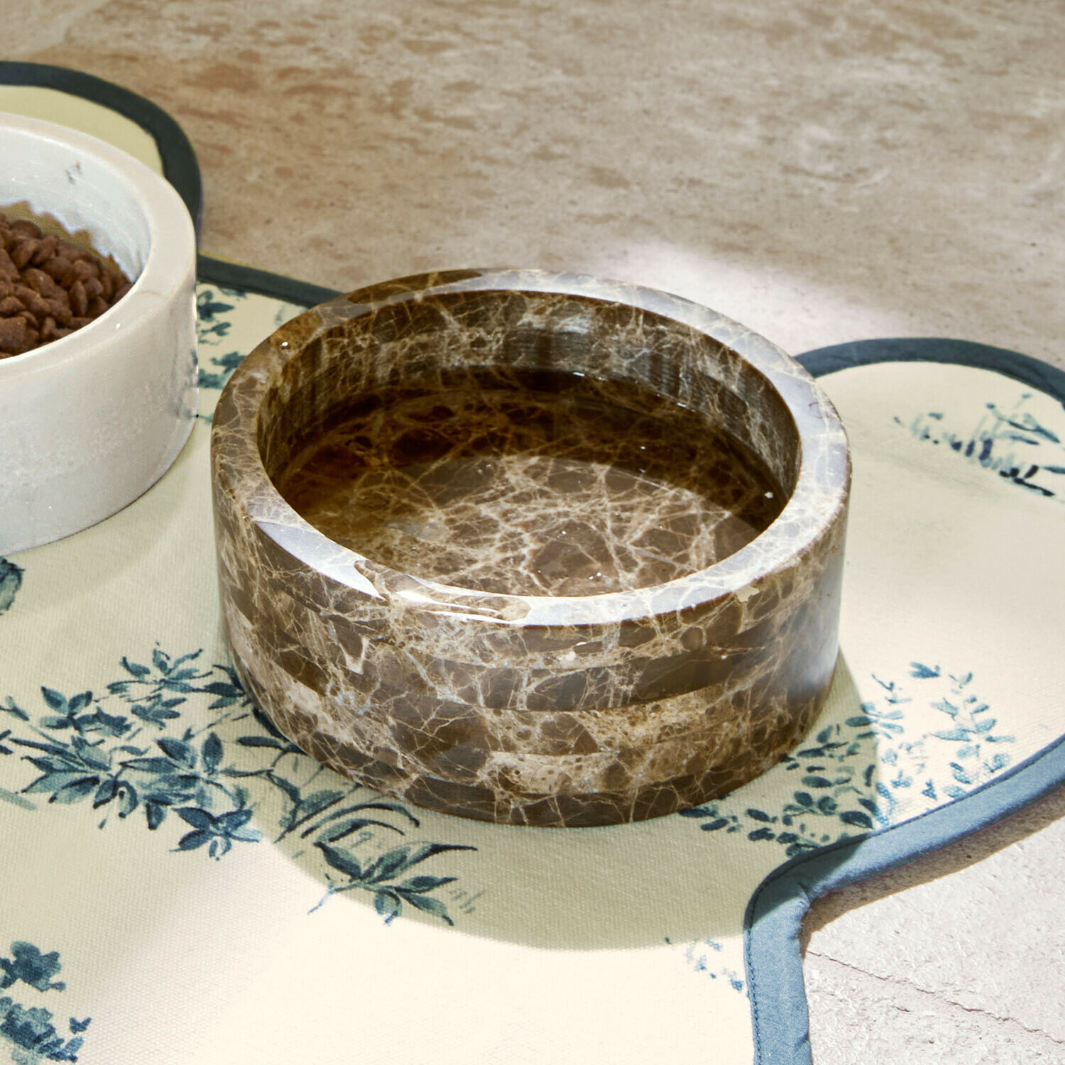 Runde braune Marmorschale für Wasser oder Futter, dekorativ und langlebig für Haustiere