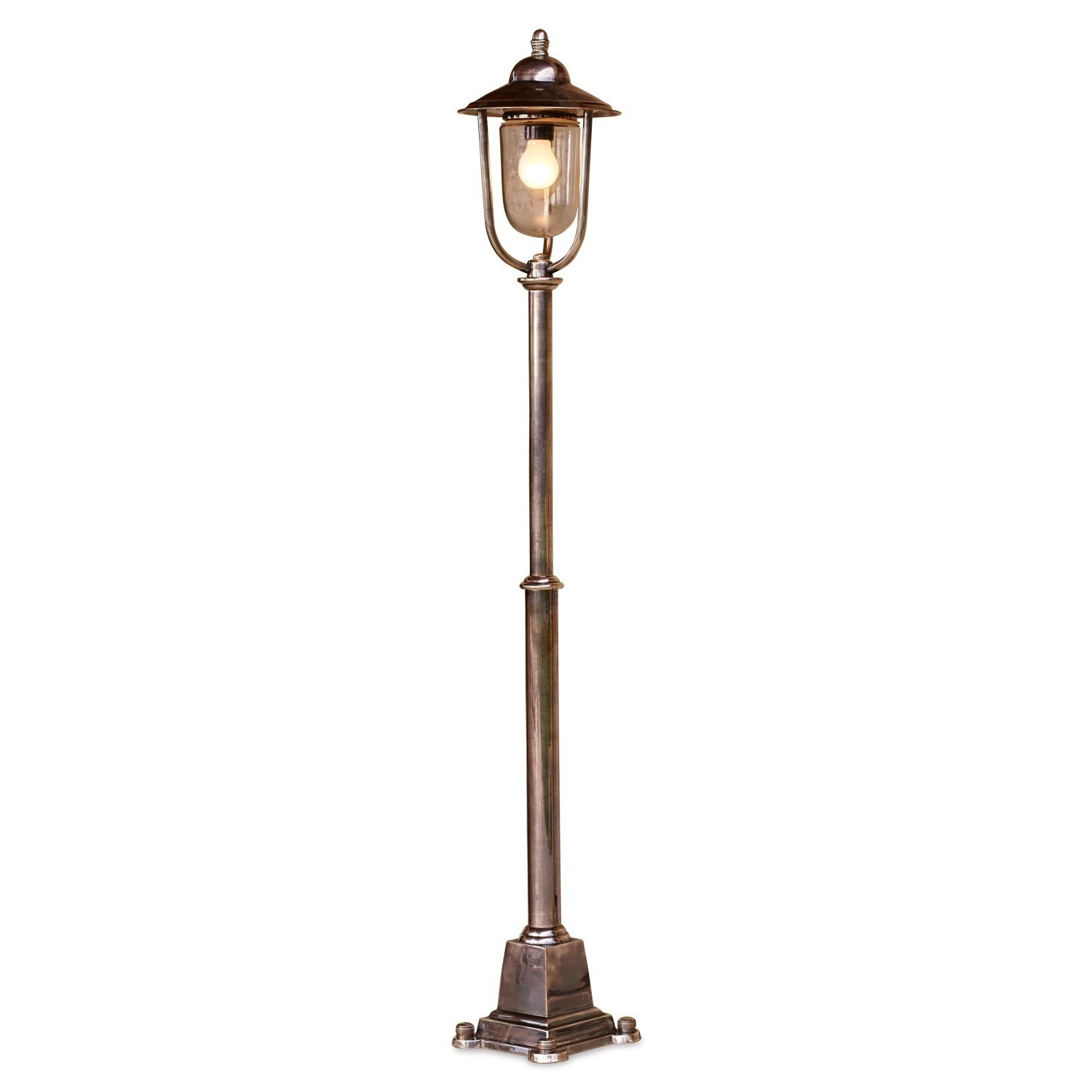 Klassische Stehlampe aus Metall in Messingfarbe für Garten- oder Terrassenbeleuchtung
