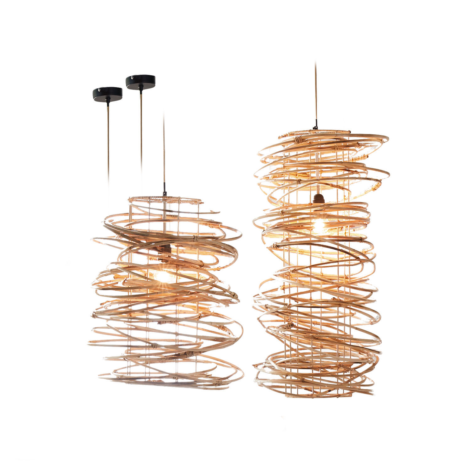 Zwei hängende Lampen aus natürlichem Rattan in warmem Beige, modernes Wohnraumlicht