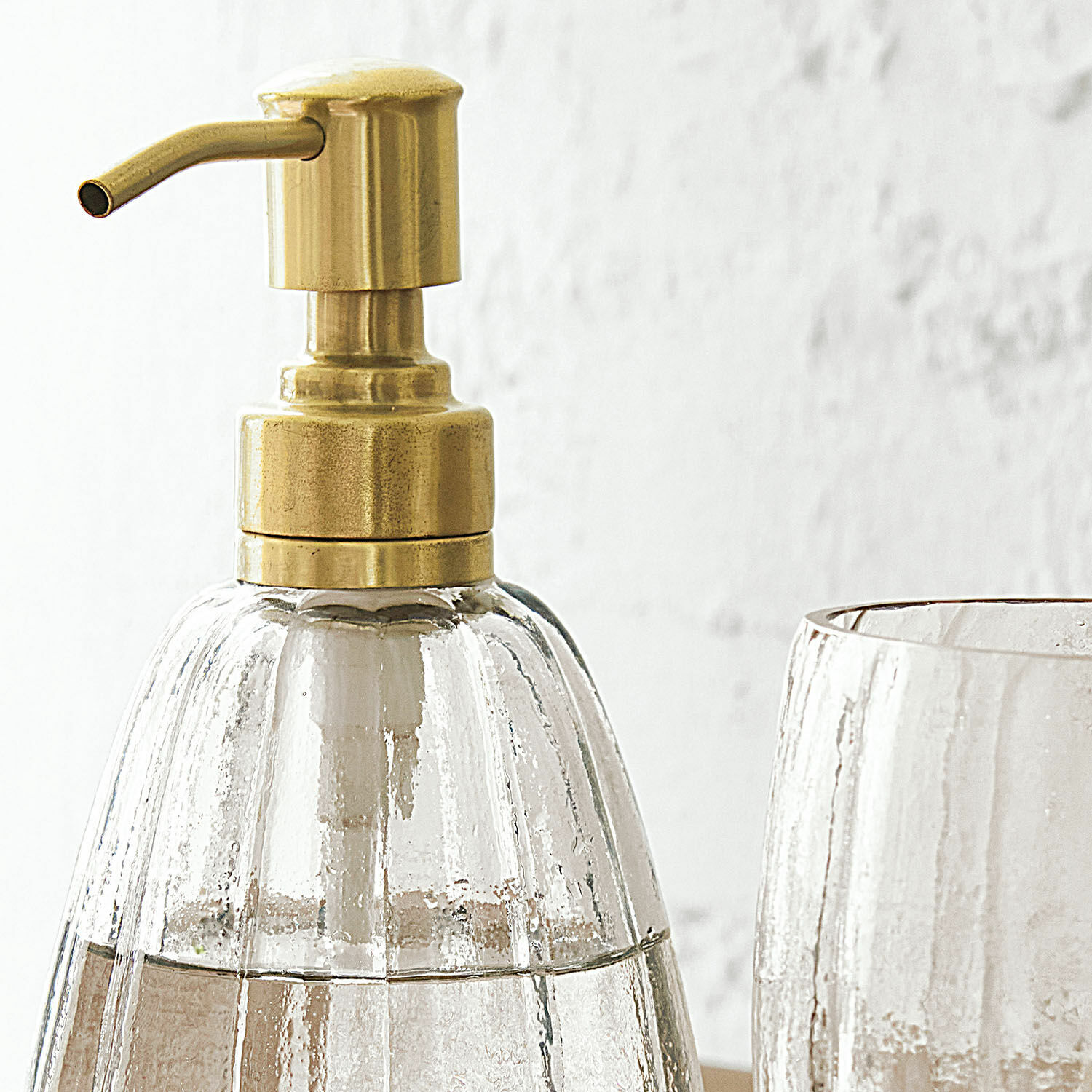 Glas-Seifenspender mit goldfarbenem Messingpumpkopf für Bad und Küche