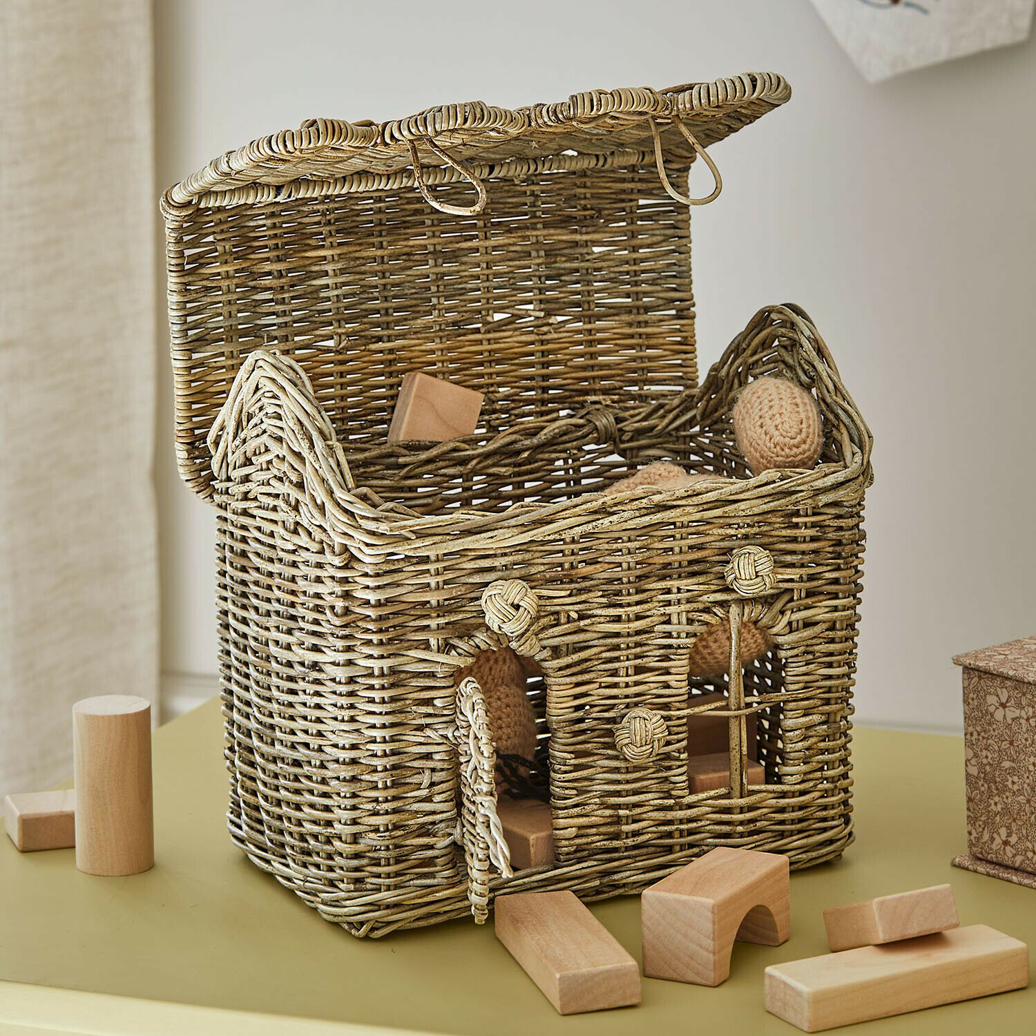 Hauskörbchen Fintello Offener Korb aus Weide in Hausform mit Holzbausteinen und Naturfarben-Spielzeug