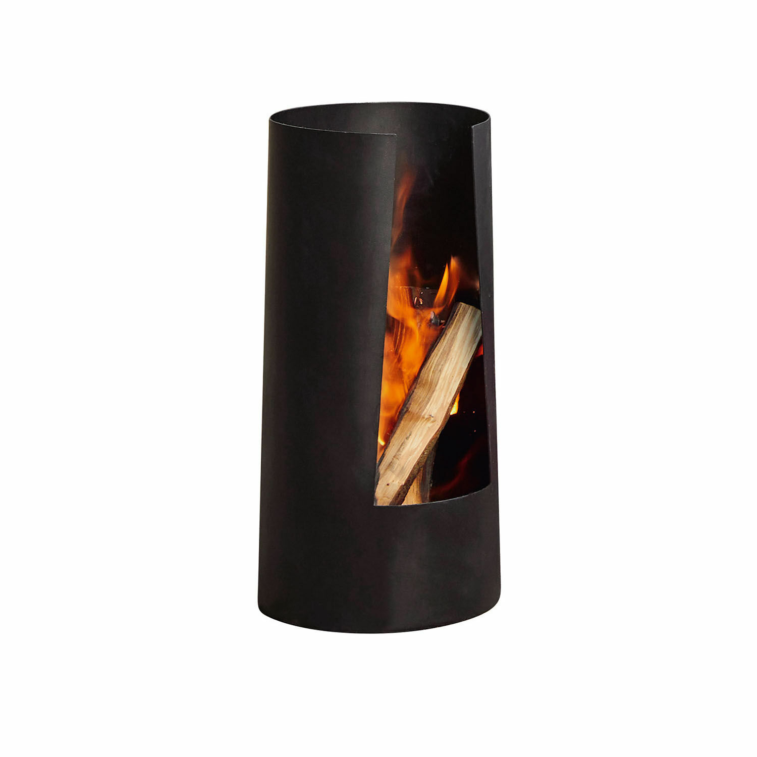 Schwarzer Metall-Gartenofen mit sichtbarer Flamme und Holz zum Heizen im Freien