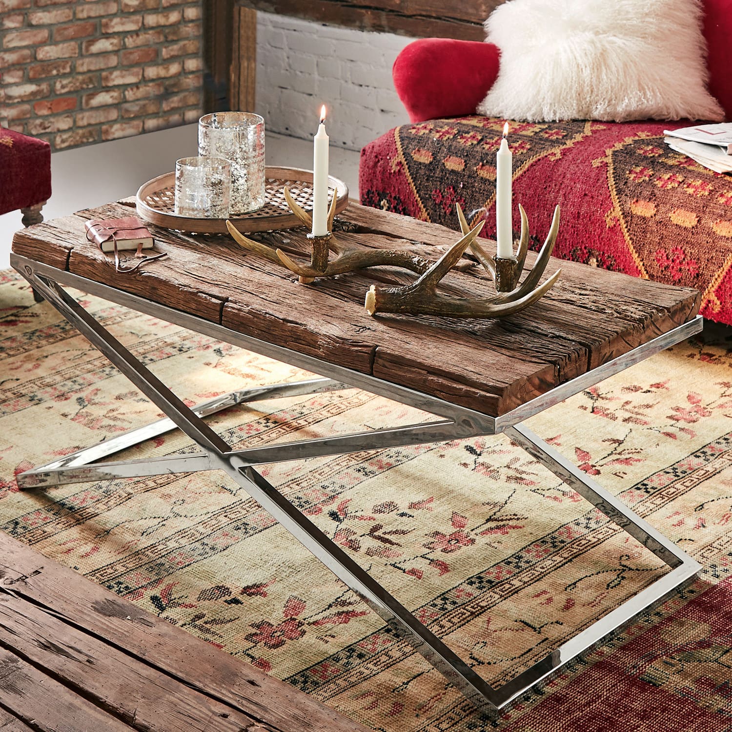 Couchtisch Wilson Rustikaler Couchtisch aus Holz und Metall mit Kerzen und Geweih-Dekor im Wohnzimmer
