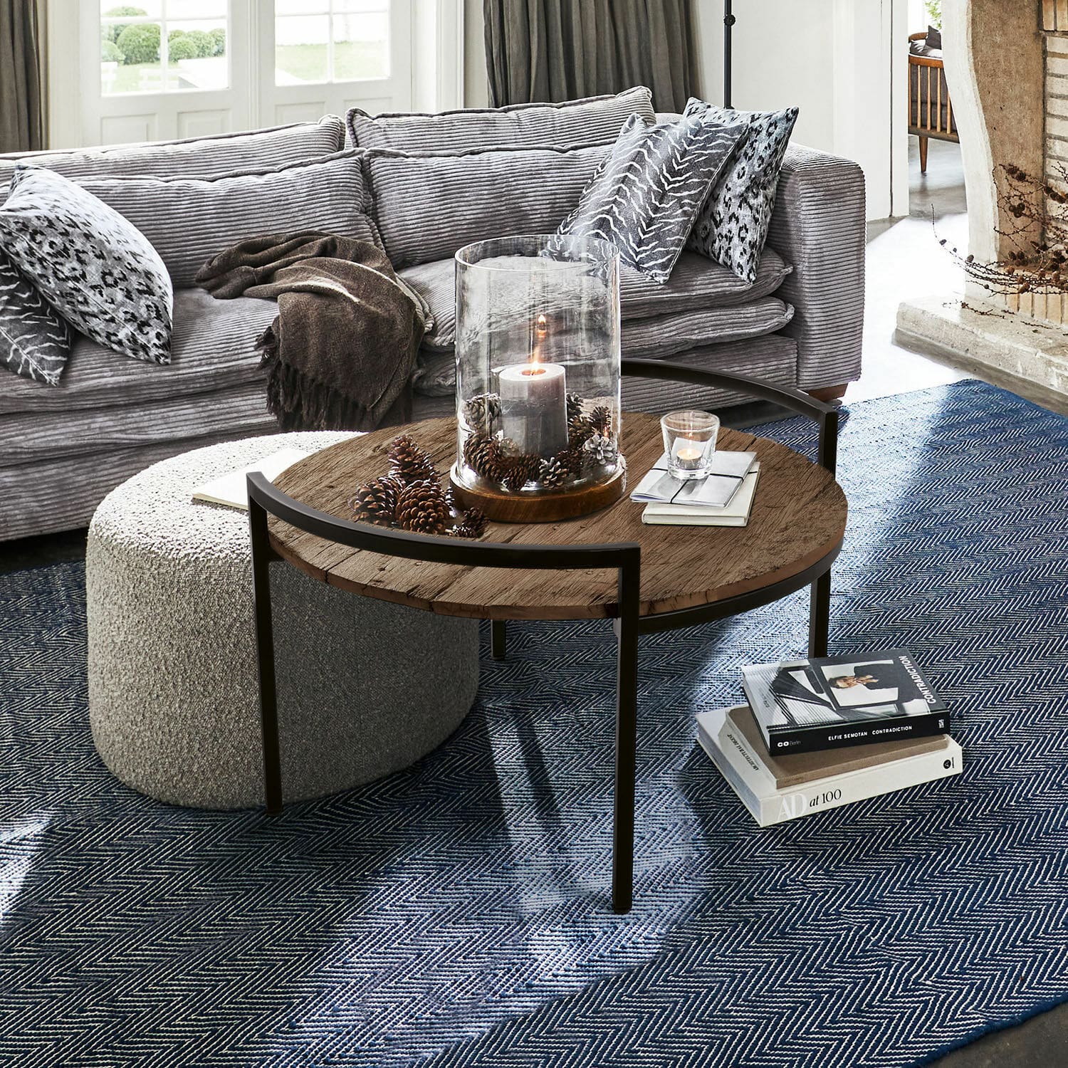 Couchtisch Rosemill Runder Couchtisch mit Holzplatte und Metallgestell auf blauem Teppich im Wohnzimmer