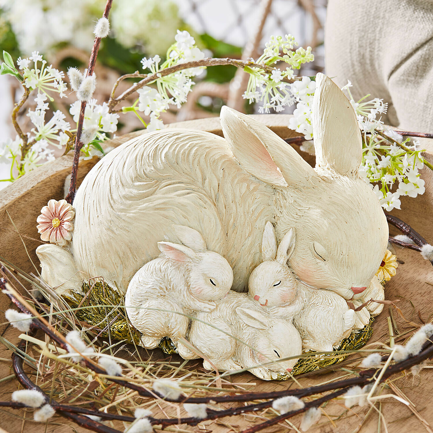 Hasen Seravoux Resin-Figur einer schlafenden weißen Hasenfamilie mit drei Jungen, Frühlingsdekoration