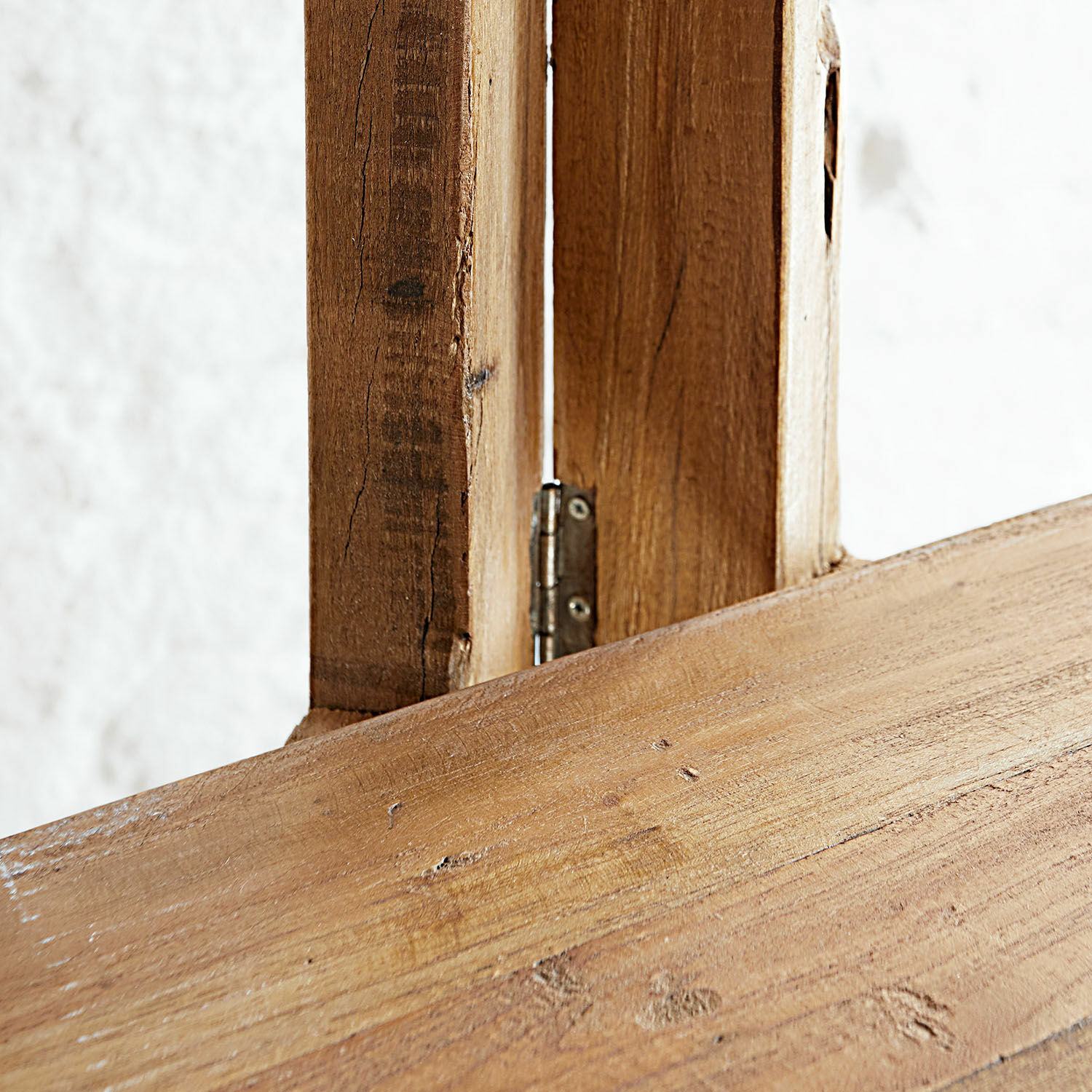 Nahaufnahme eines Möbelstücks aus Holz mit sichtbarem Scharnier und natürlicher hellbrauner Oberfläche