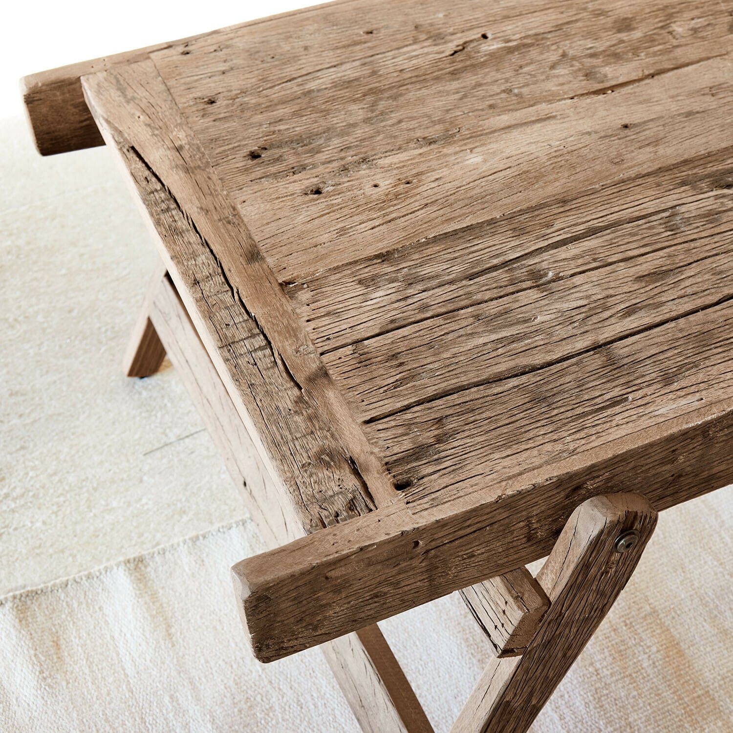 Tisch aus naturbelassenem, gealtertem Holz in brauner Farbe, rustikales Möbelstück für Wohnzimmer