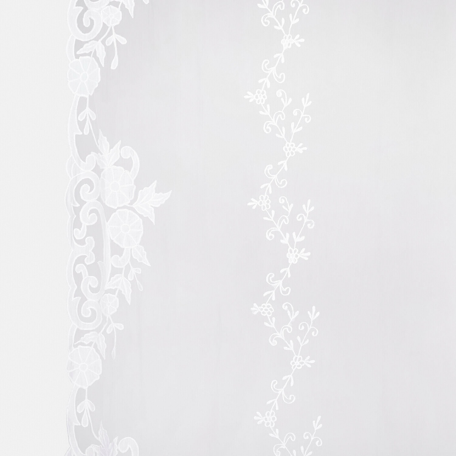 Weißer Gardinenvorhang mit zarter Blumenstickerei auf transparentem Stoff, Fensterdeko