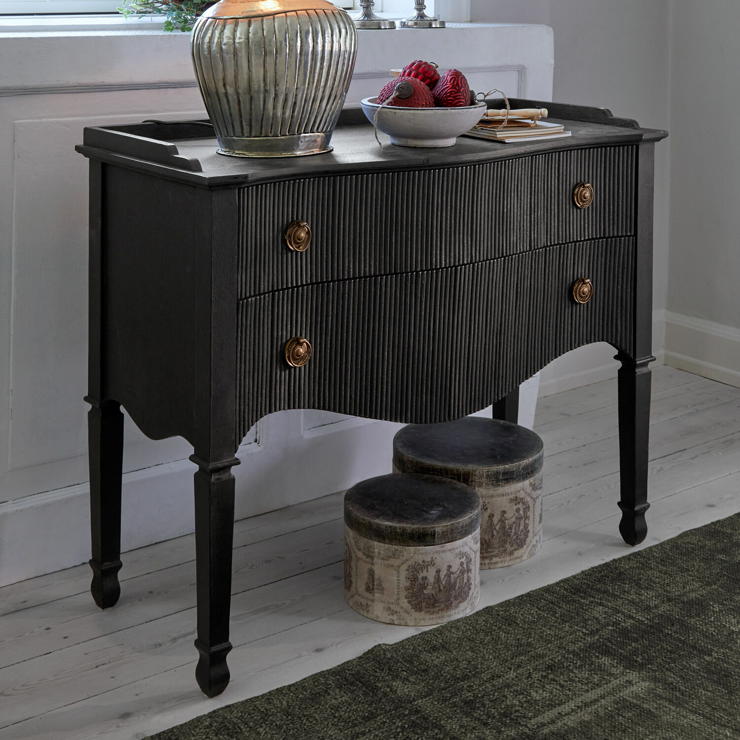 Kommode Boissiére Schwarze Holzkommode mit gerillten Fronten und Messinggriffen im Vintage-Stil